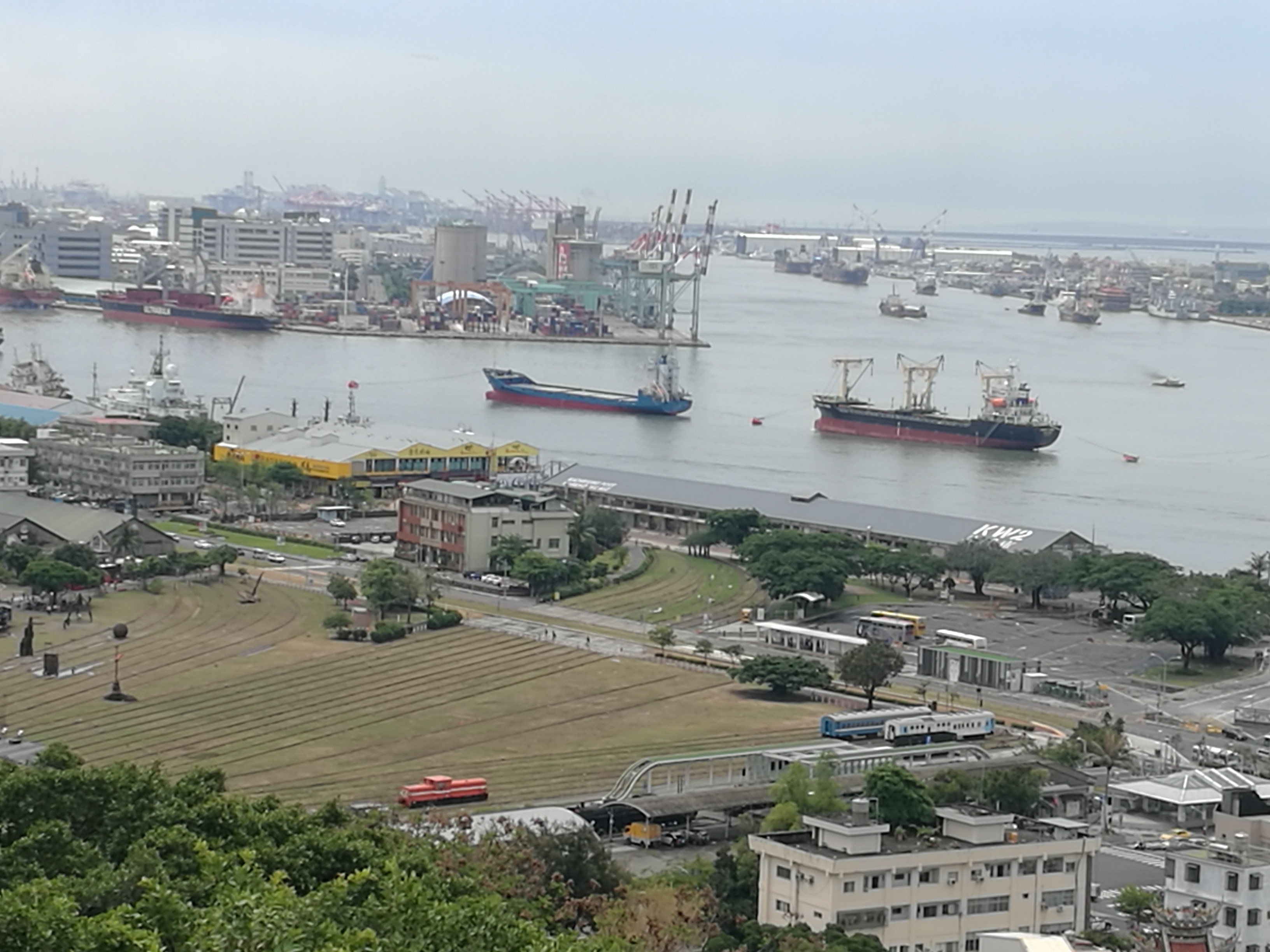 鐵道園區的鐵路，昔日擔負起連結港邊倉庫及高雄港口的重要運輸工作。