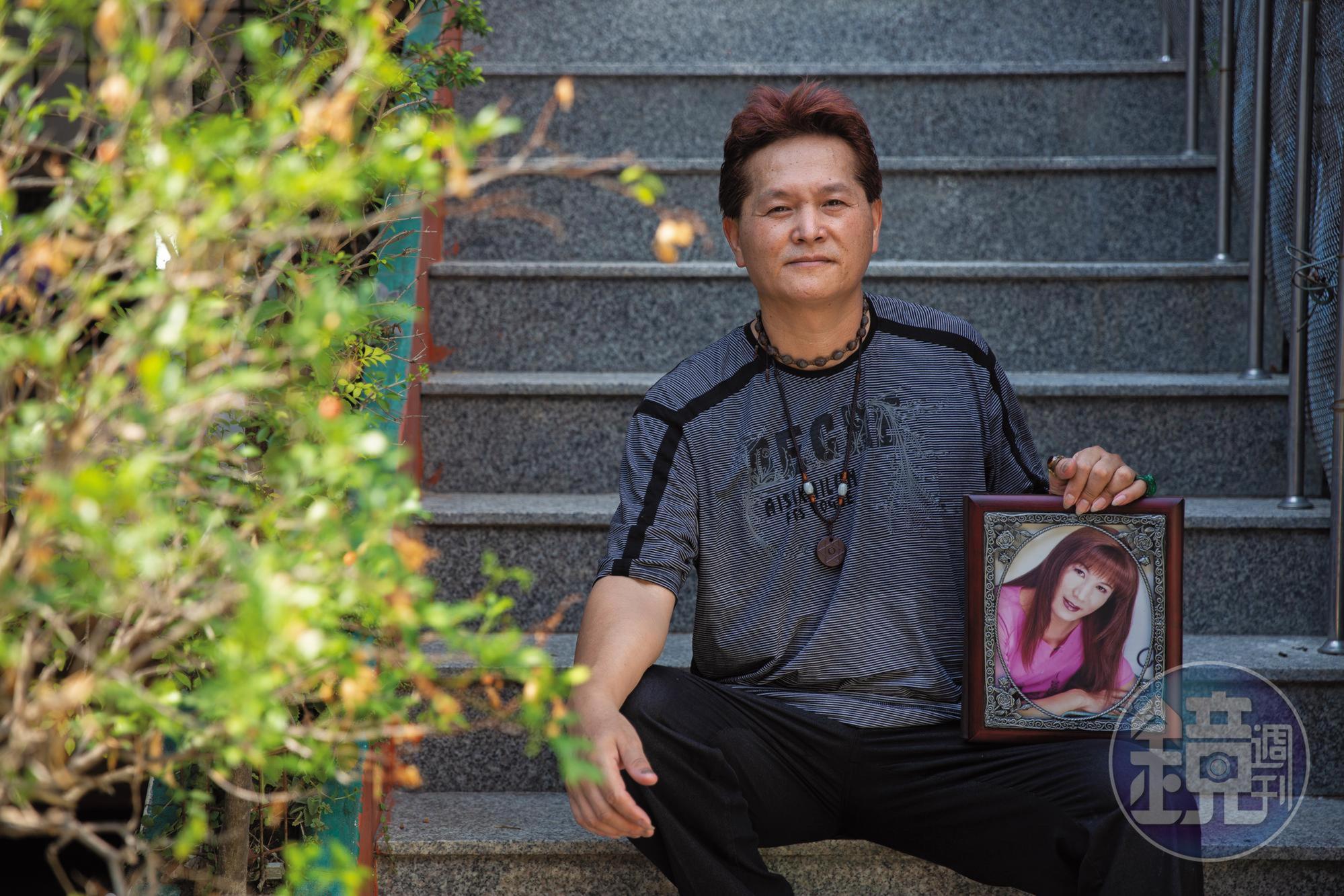 楚龍的太太唐飛是變性人，去年過世，他拿著照片憶述二人過往生活。