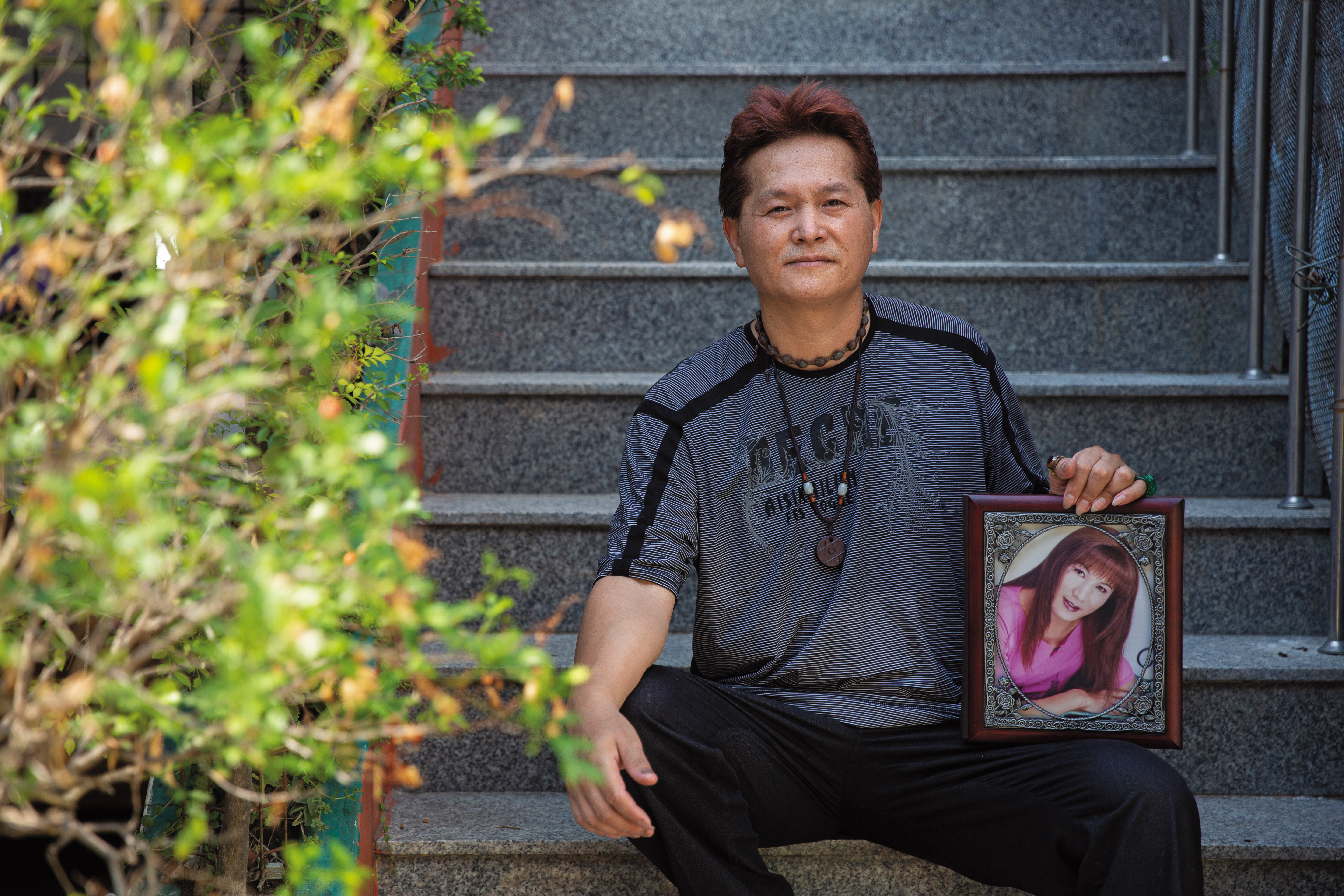 楚龍的太太唐飛是變性人，去年過世，他拿著照片憶述二人過往生活。