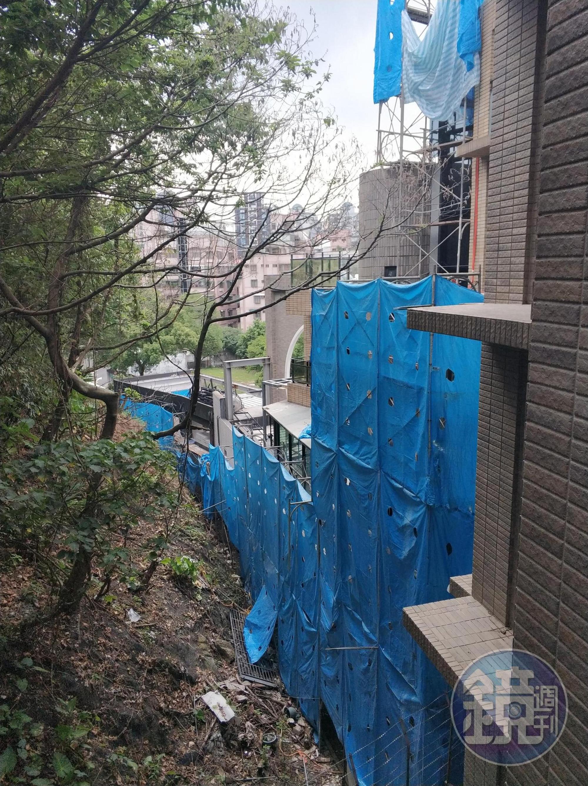 這棟豪宅還曾在邊坡，建造擋土牆和雨遮等違建。