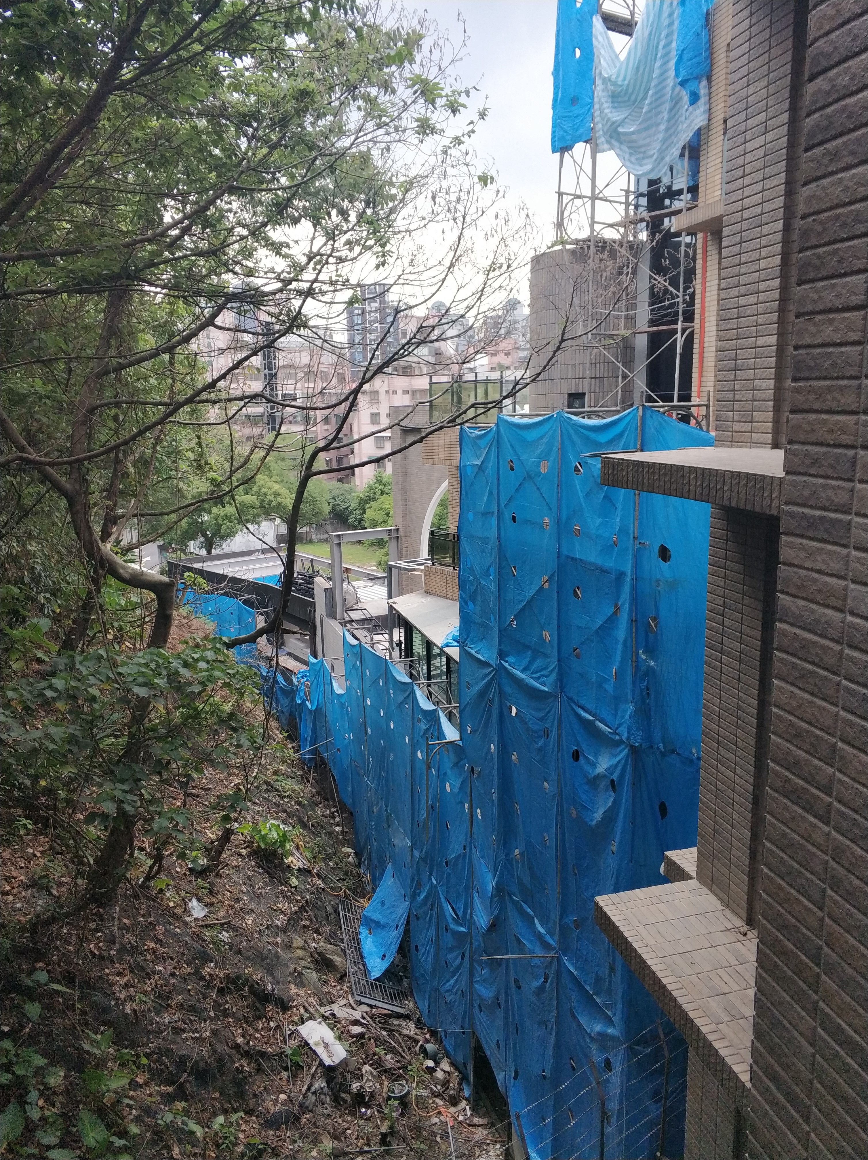 這棟豪宅還曾在邊坡,建造擋土牆和雨遮等違建。