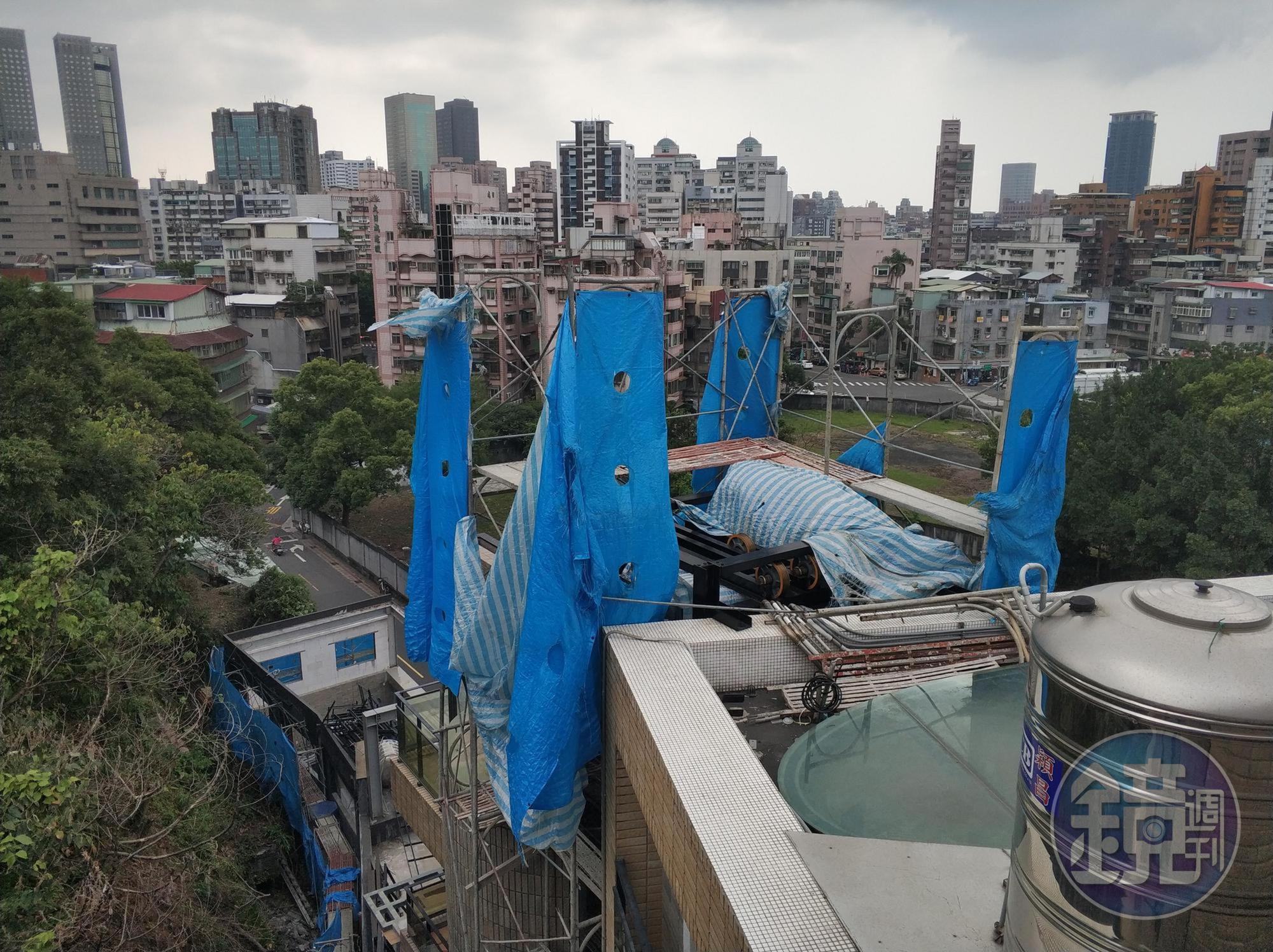 信義區信安街一棟百坪豪宅增建電梯施工照。