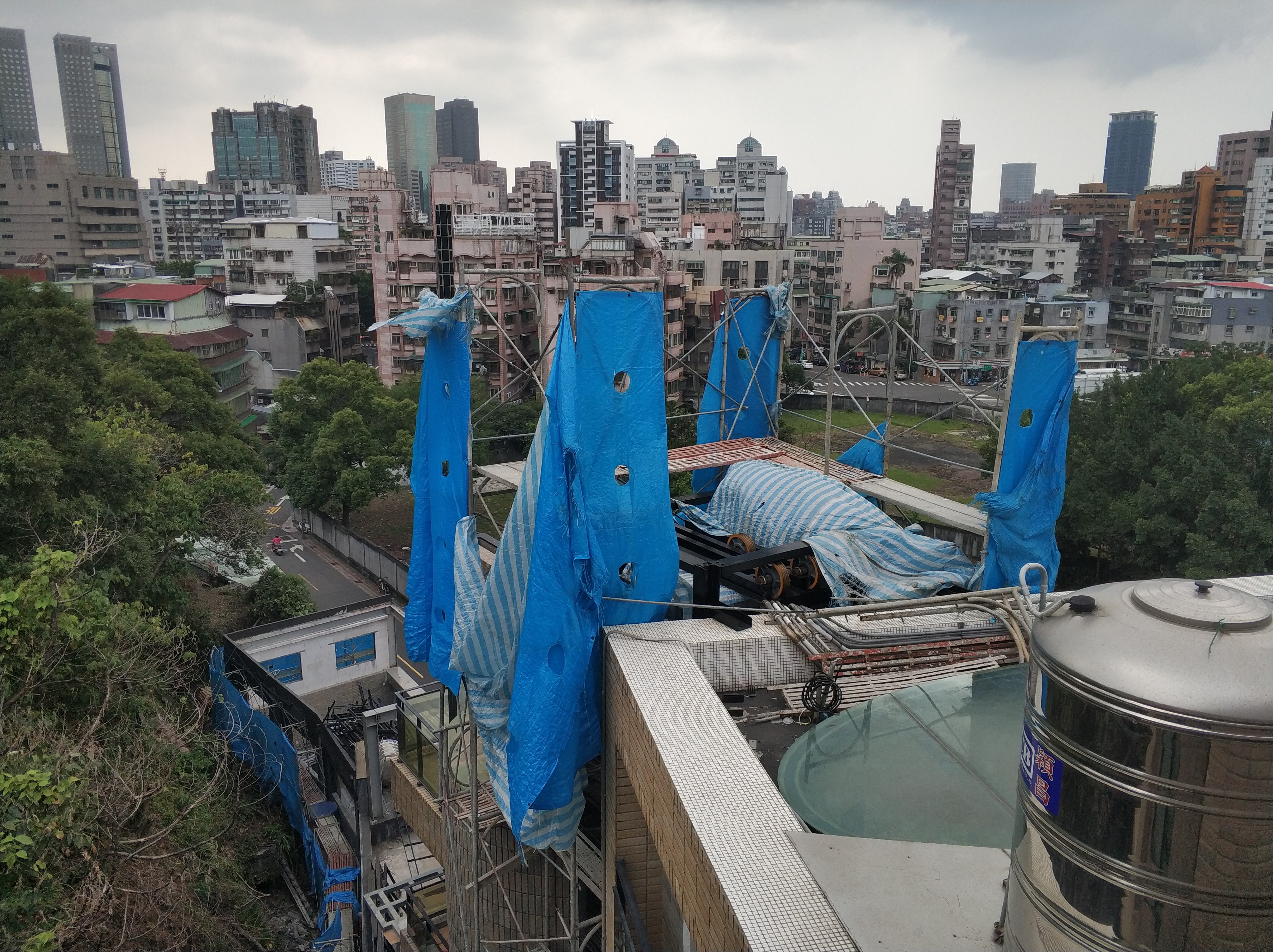 信義區信安街一棟百坪豪宅增建電梯施工照。