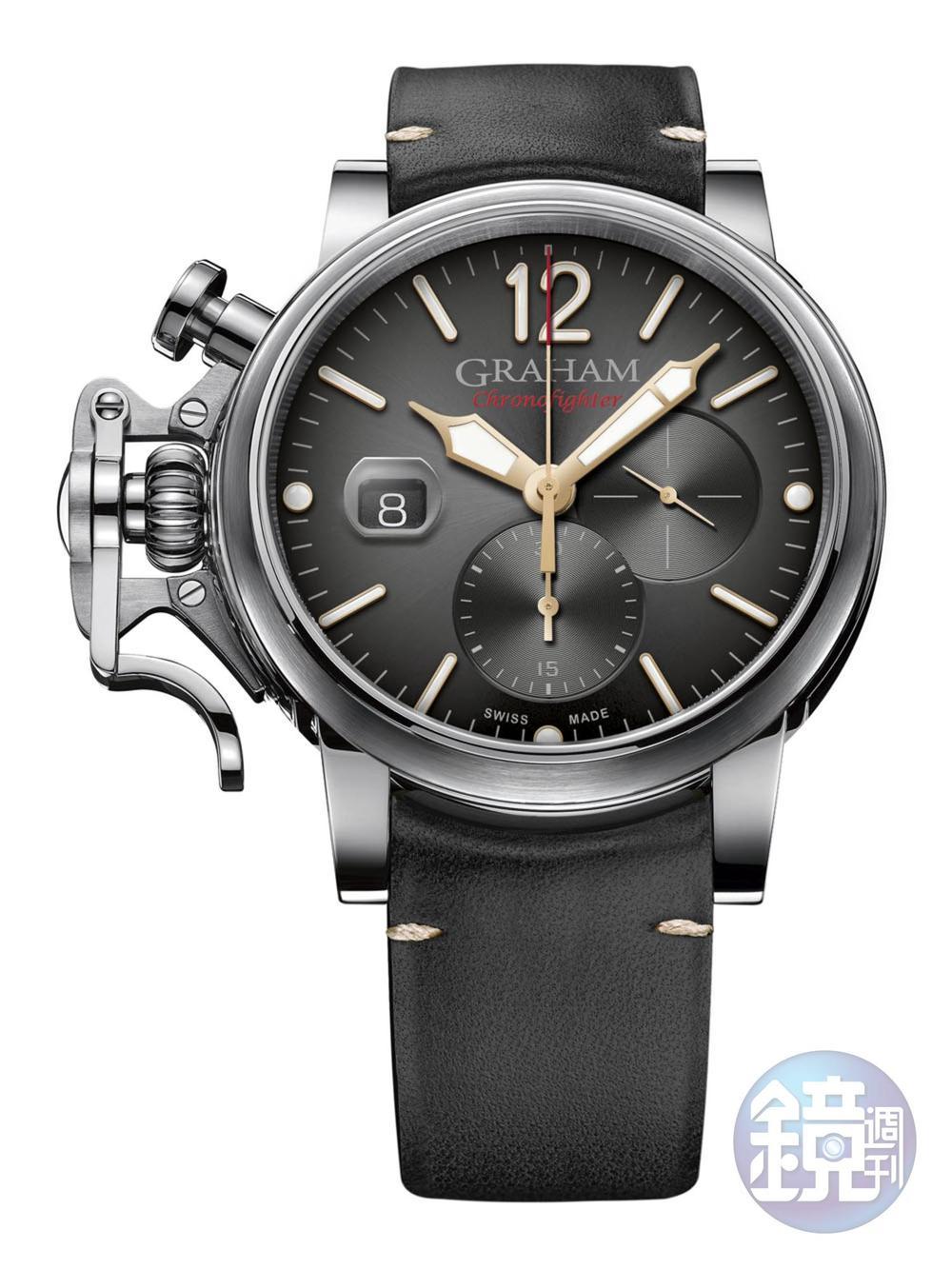 《Chronofighter Grand Vintage》位於錶殼左手邊的計時碼錶啟動「扳機」，其設計初衷是為了在駕駛艙內方便以大拇指操作，但目前則成為了此系列錶款的造型經典。而與之前的版本相比，拿掉了星期顯示並加裝日期視窗放大鏡後，新款的面盤整體更顯簡潔，且視讀性亦提昇了不少。功能：時間顯示；計時碼錶/機芯：自動上鏈機芯/建議售價：約NT$208,000