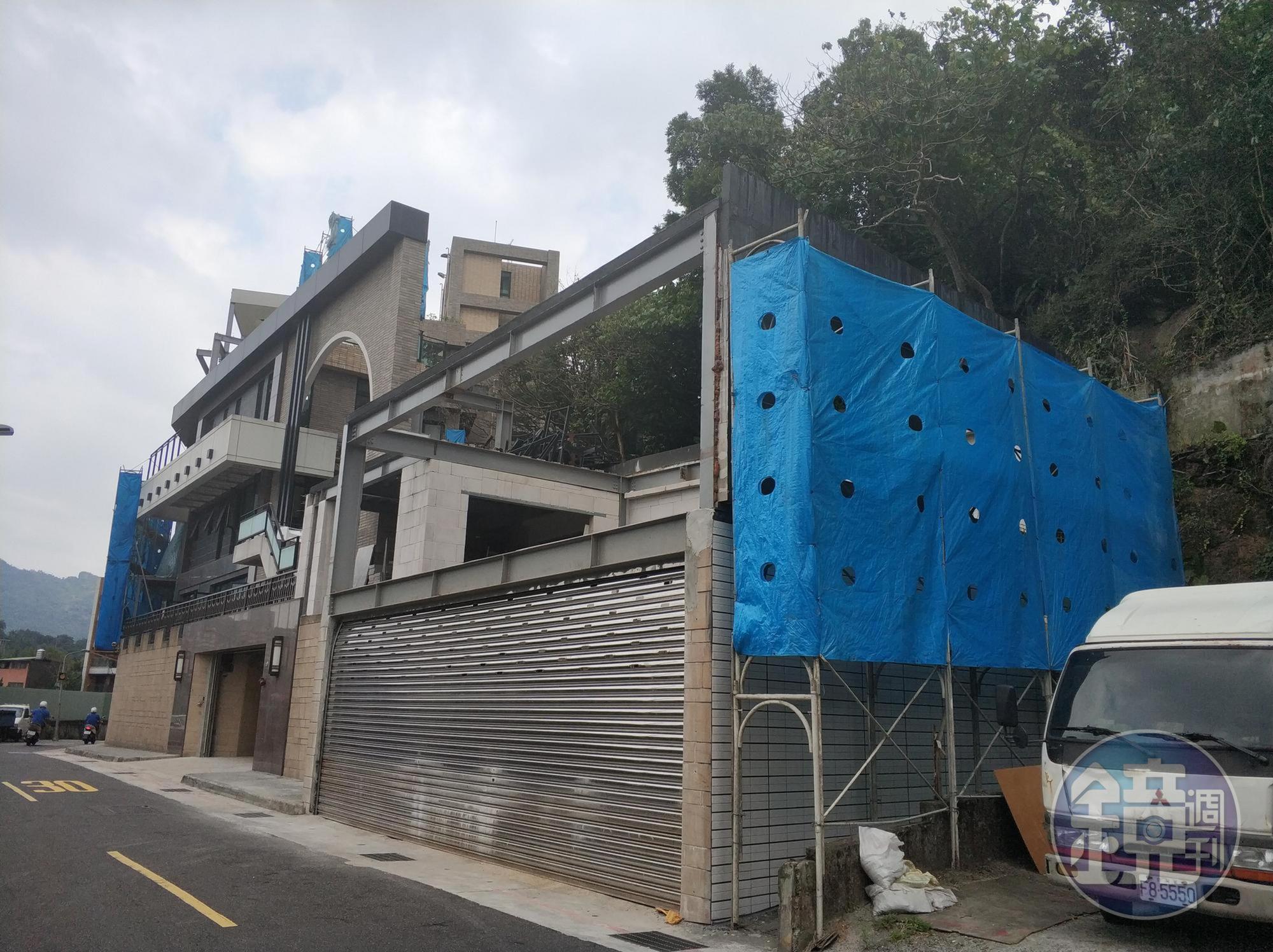信義區信安街一棟百坪豪宅，遭檢舉12次仍無法拆除。