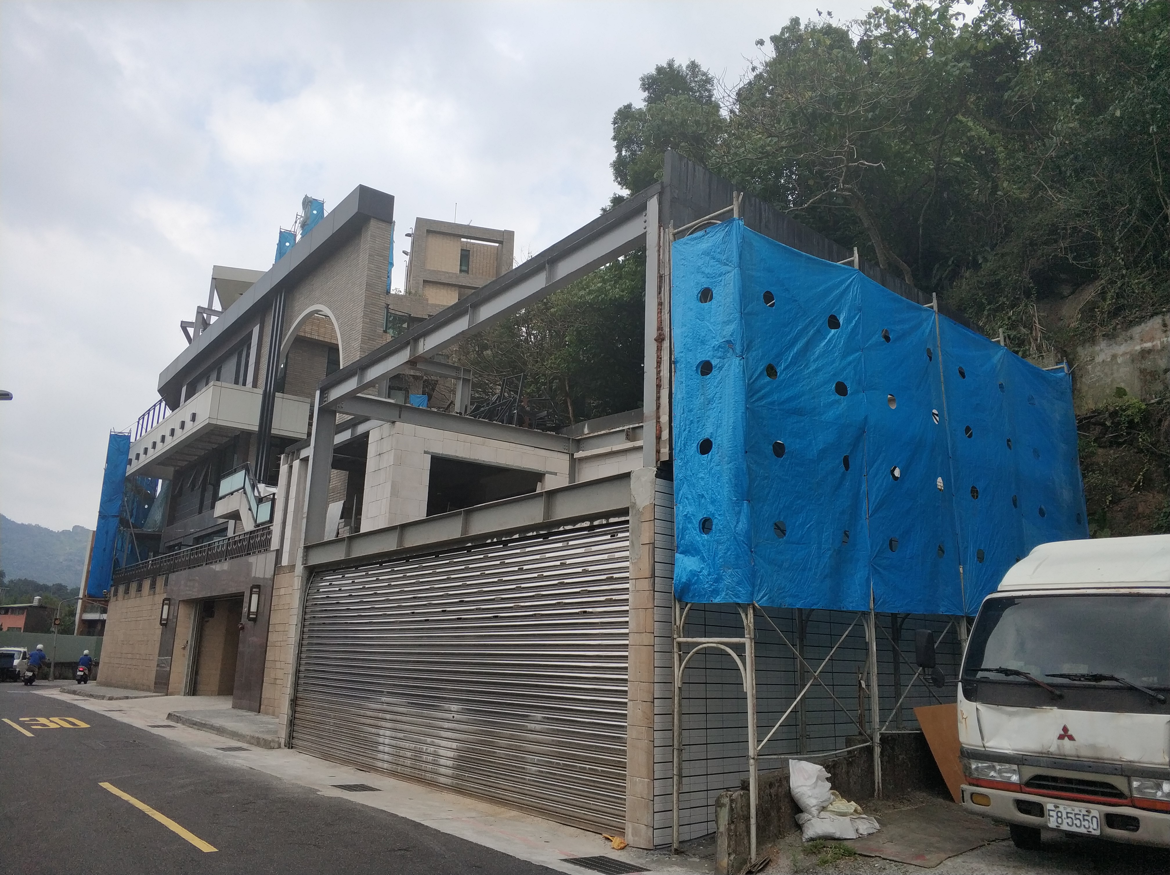 信義區信安街一棟百坪豪宅，遭檢舉12次仍無法拆除。