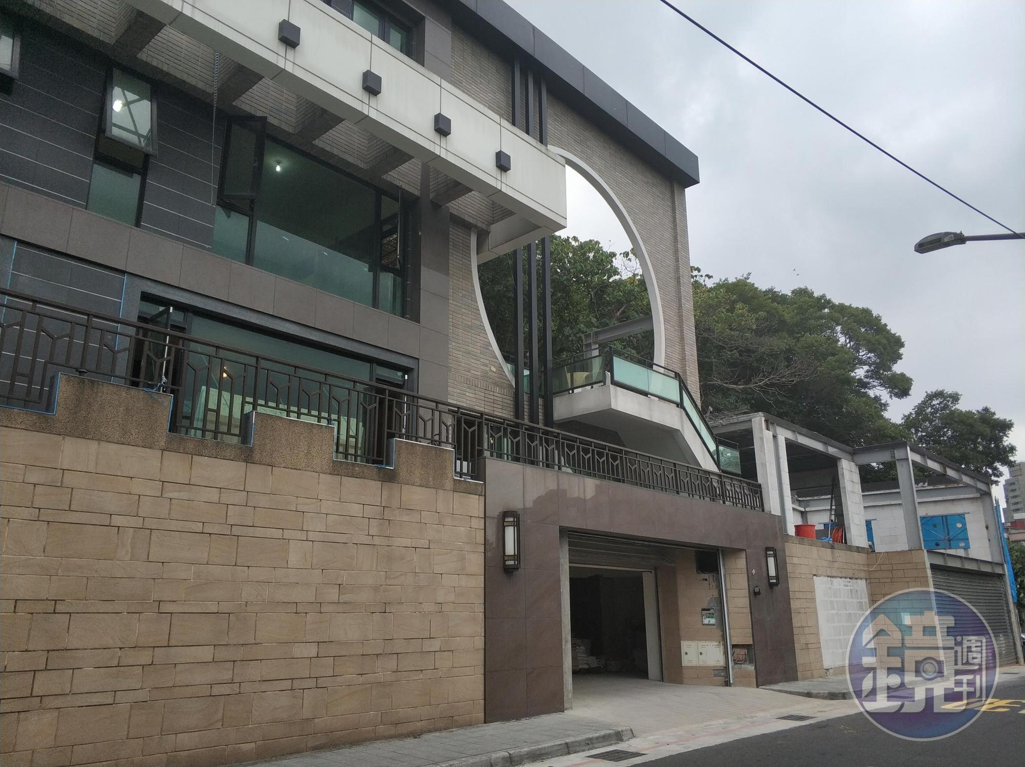 遭舉報違建的豪宅現今增建樣貌。