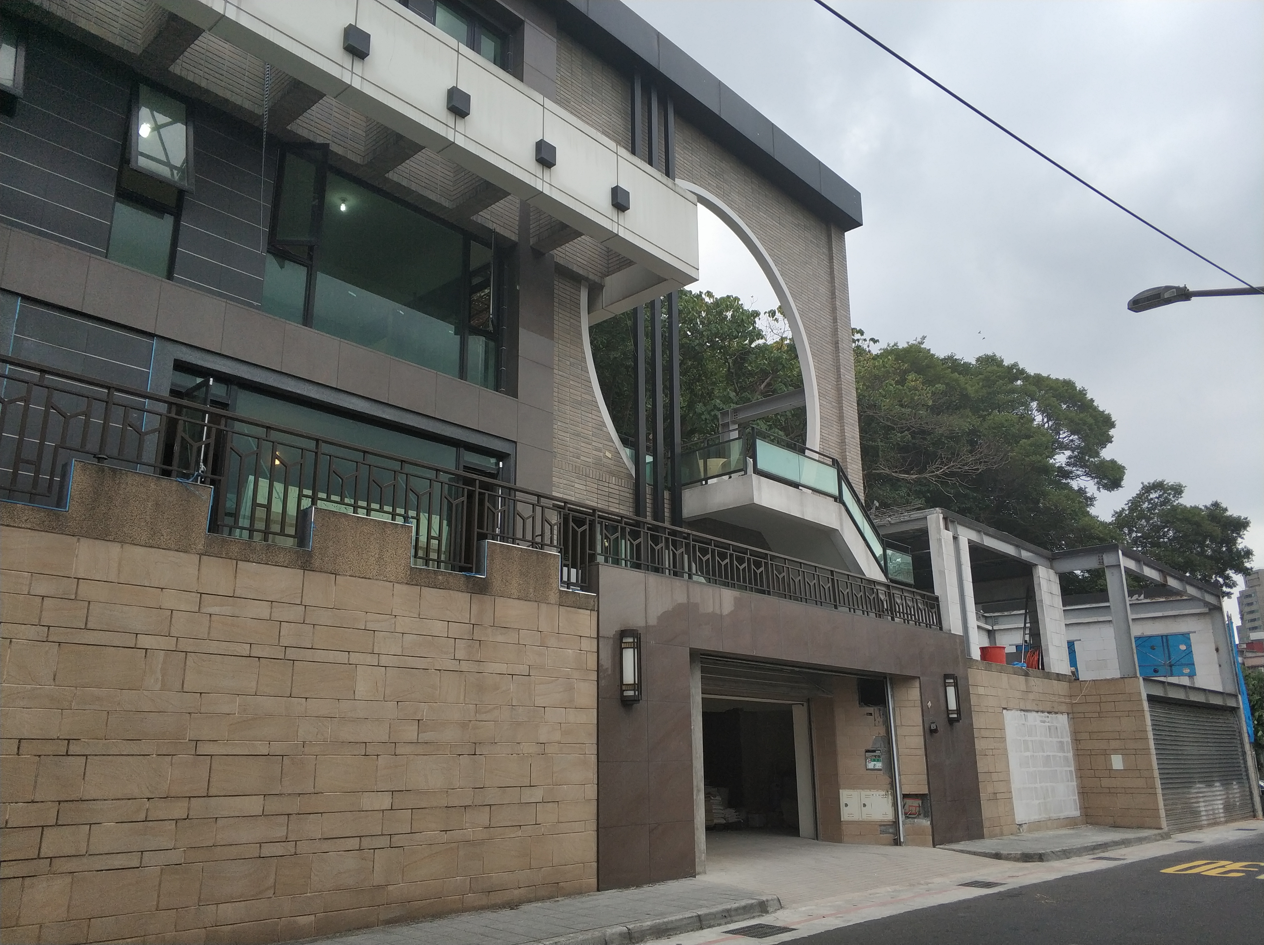 遭舉報違建的豪宅現今增建樣貌。