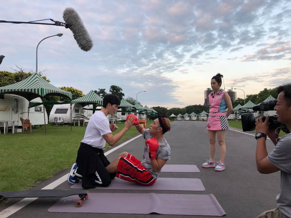 藝人余祥銓（左2）因憂鬱症住進台北榮總，今又傳出日前在綠歌唱節目外景時對錦榮揮拳，打到錦榮一度招架不住。（翻攝自余祥銓Ken臉書）