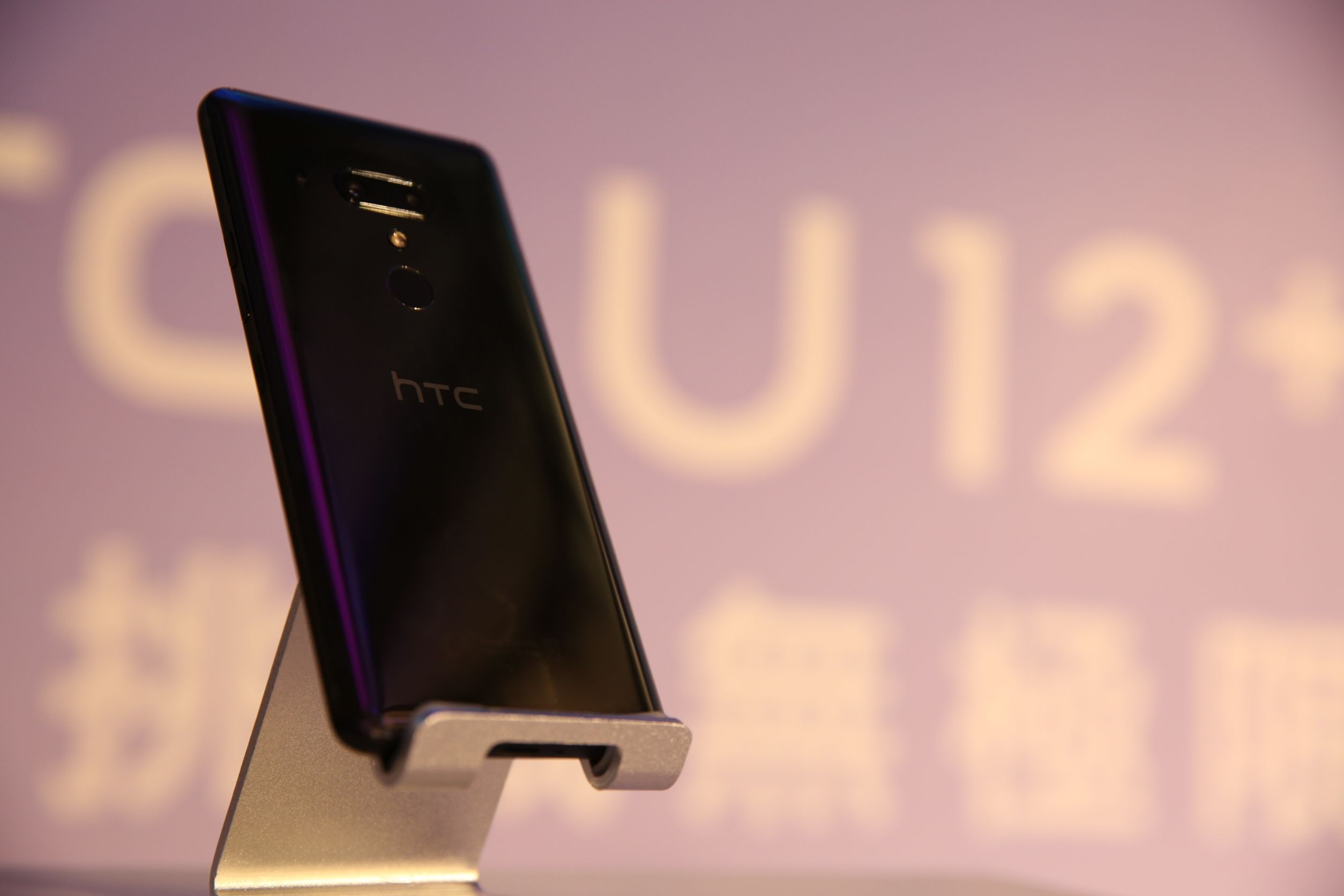 HTC旗艦手機U12+，強打首款4鏡頭，以及多邊框感應的人機互動功能，要價高達23,900元。