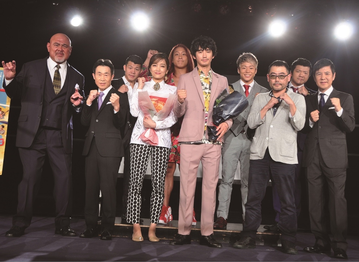 日本摔角明星武藤敬司（左一）與《沒關係，是渣男啊》導演、主要演員出席電影造勢活動。（天馬行空提供）