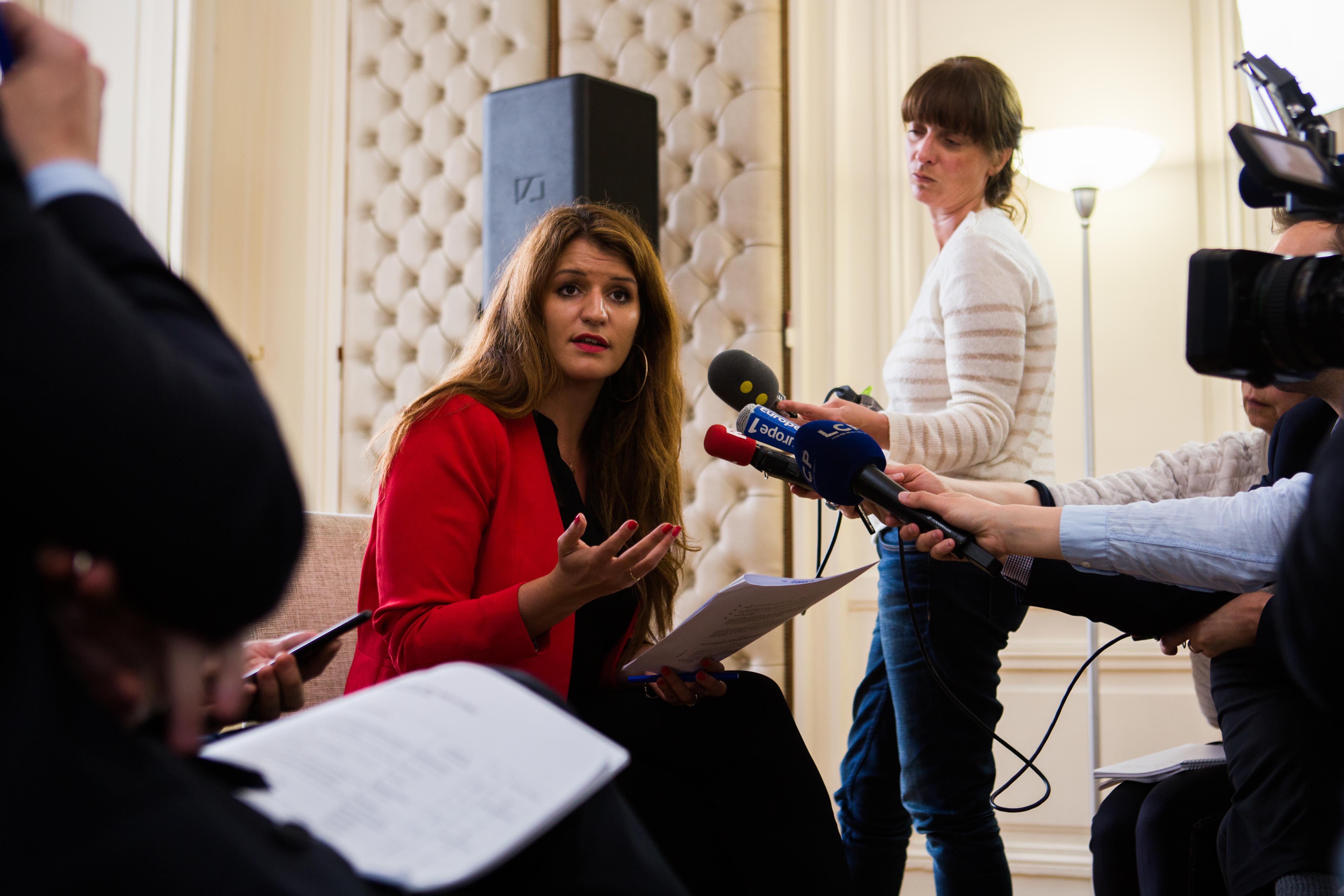 法國性別平權大臣Marlene Schiappa宣布，將對在街頭上對女性性騷擾的男性處以750歐元罰款。（東方IC）