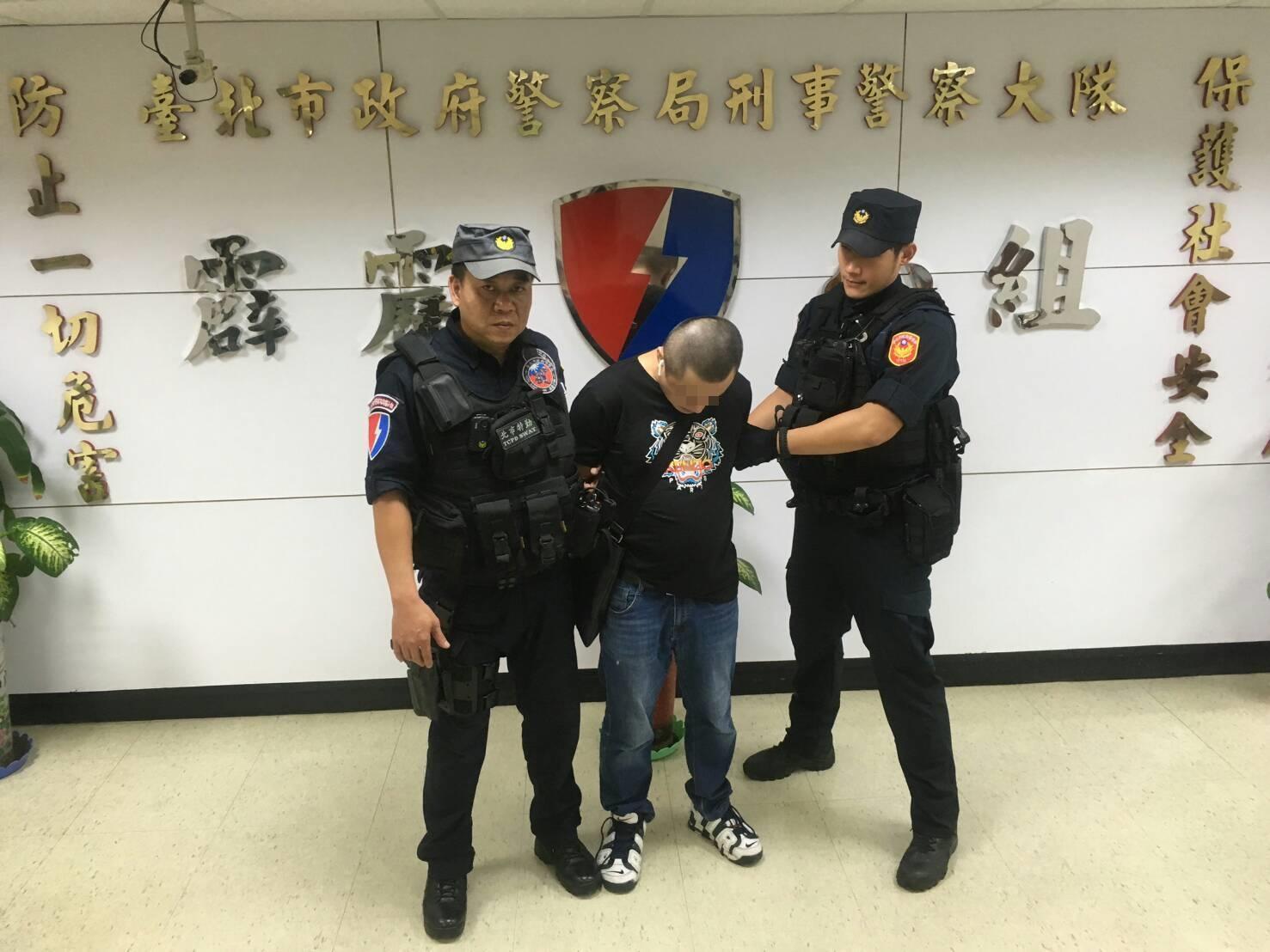 有詐欺、竊盜、搶奪及逃兵等刑案紀錄41歲巫姓犯嫌於台北轉運站內購票時,因見警神情慌張遭盤查身分,確認因詐欺通緝在案而就逮。(警方提供)