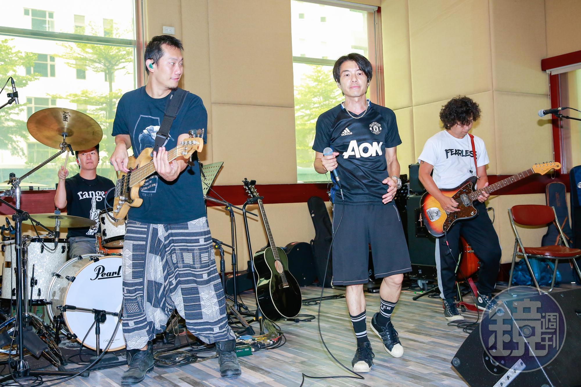 彩排現場為四分衛找來老師鍛鍊體能，4名團員原本就有運動習慣臉不紅氣不喘。