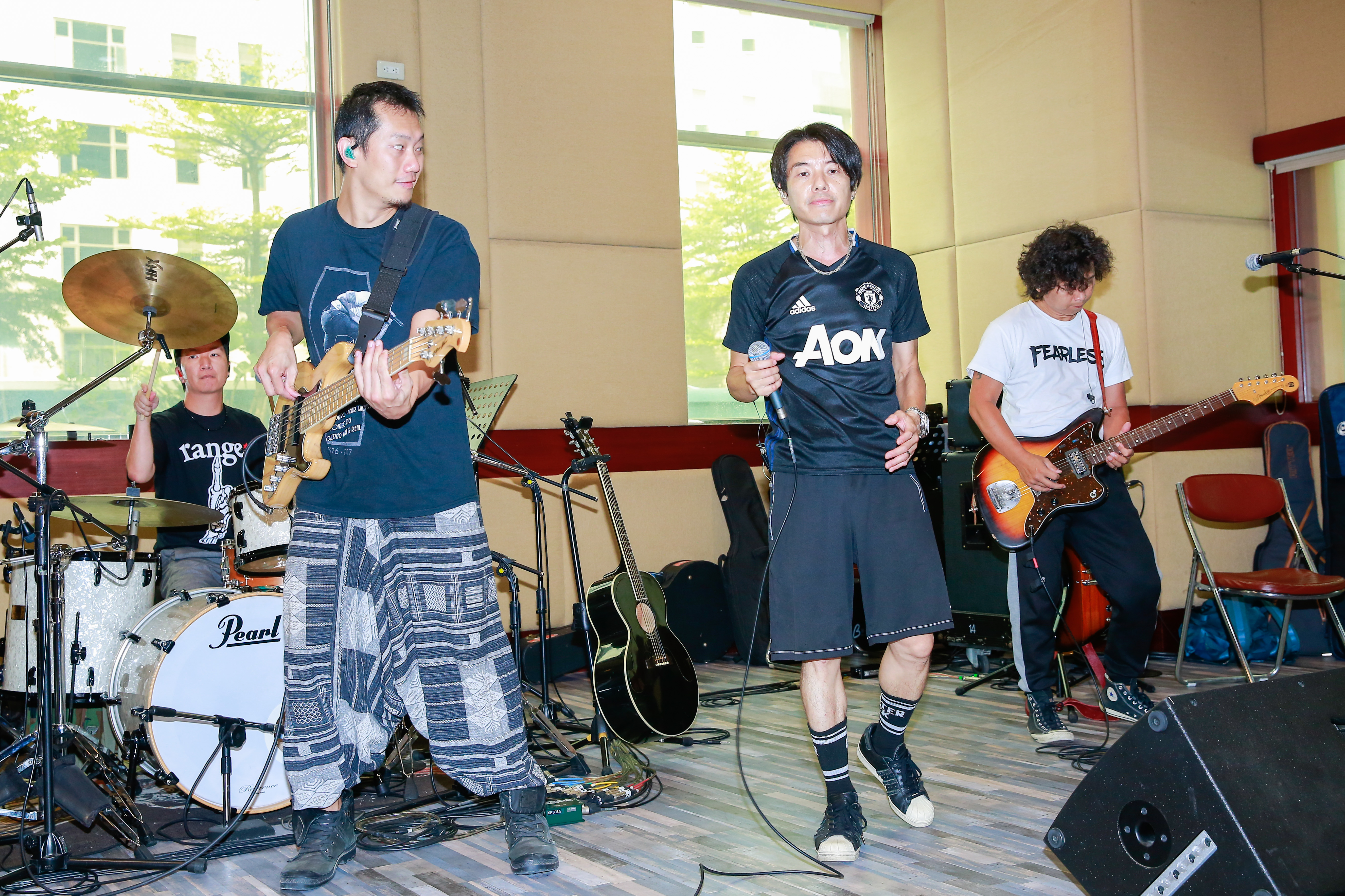 彩排現場為四分衛找來老師鍛鍊體能,4名團員原本就有運動習慣臉不紅氣不喘。