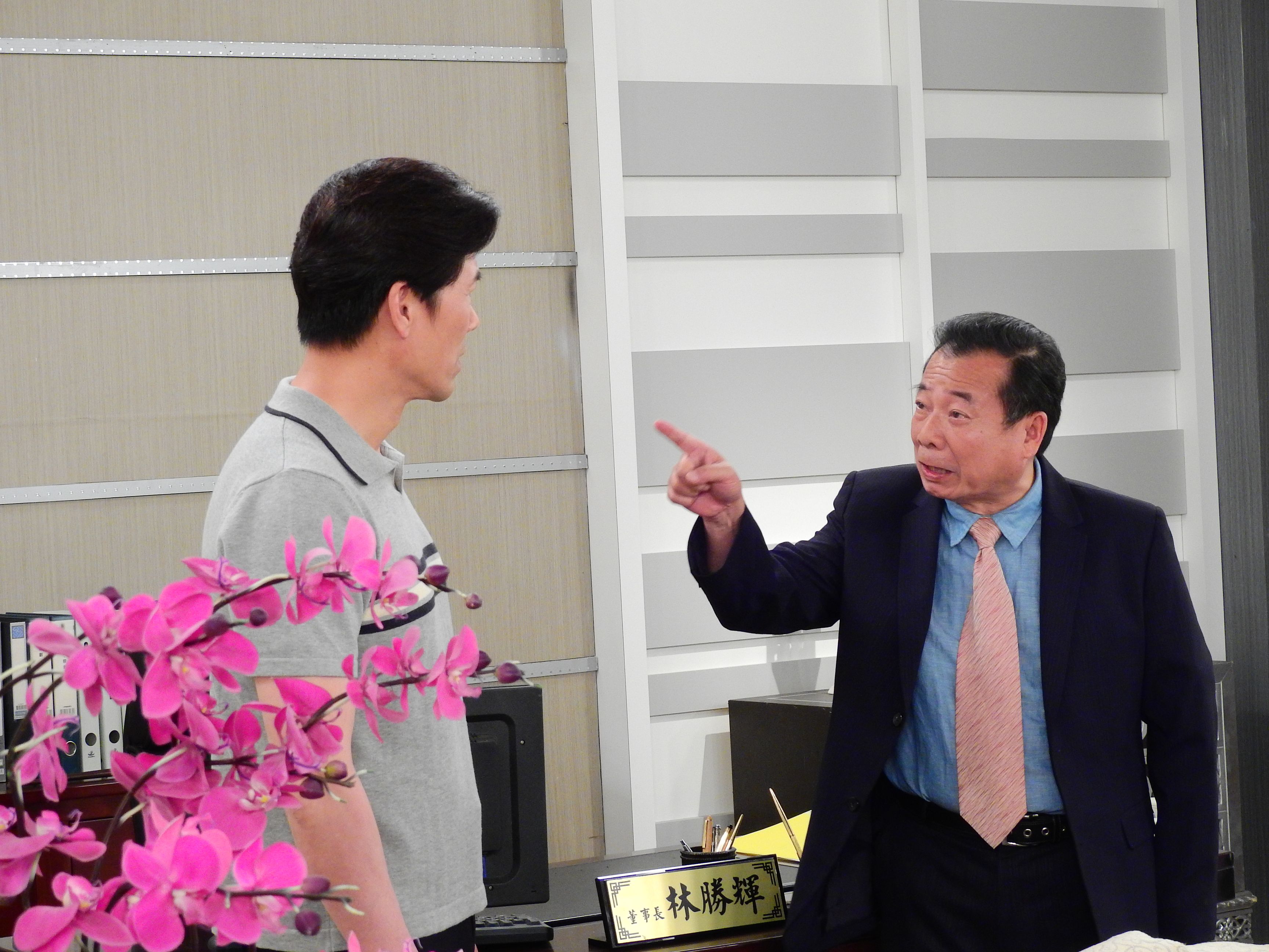 廖峻（右）為了替戲裡的妹妹方文琳出一口氣，要教訓享齊人之福的羅時豐。（台視提供）