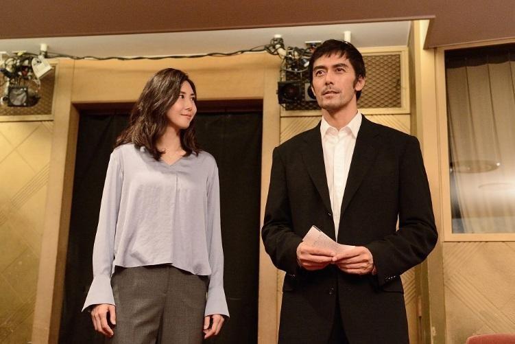 阿部寬（右）、松嶋菜菜子在《新參者完結篇：當祈禱落幕時》有大量精采對手戲。（車庫娛樂提供）