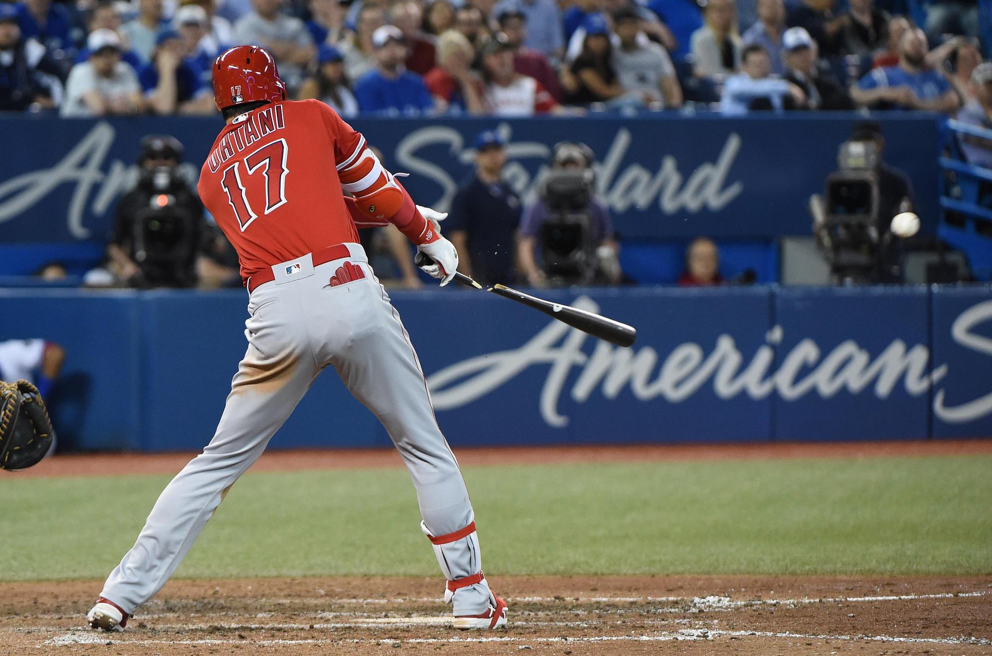 大谷翔平在9局上半滿壘時,敲出價值連城的斷棒安打,幫助球隊追平比分。(東方IC)