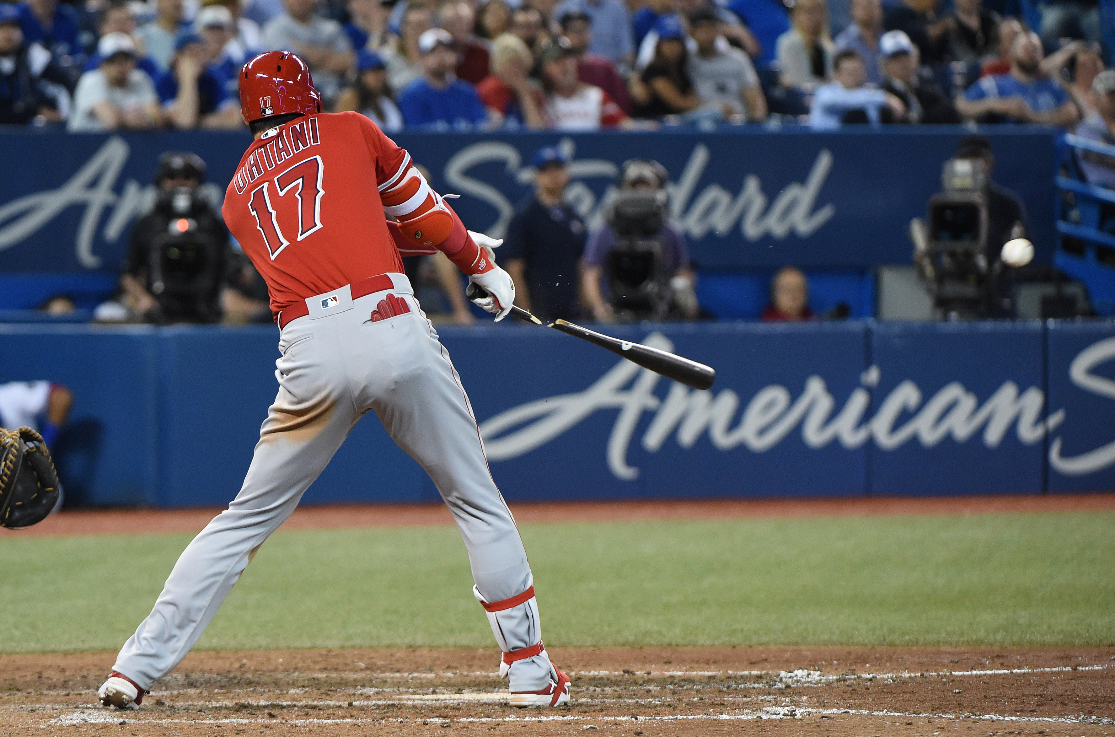 大谷翔平在9局上半滿壘時，敲出價值連城的斷棒安打，幫助球隊追平比分。（東方IC）