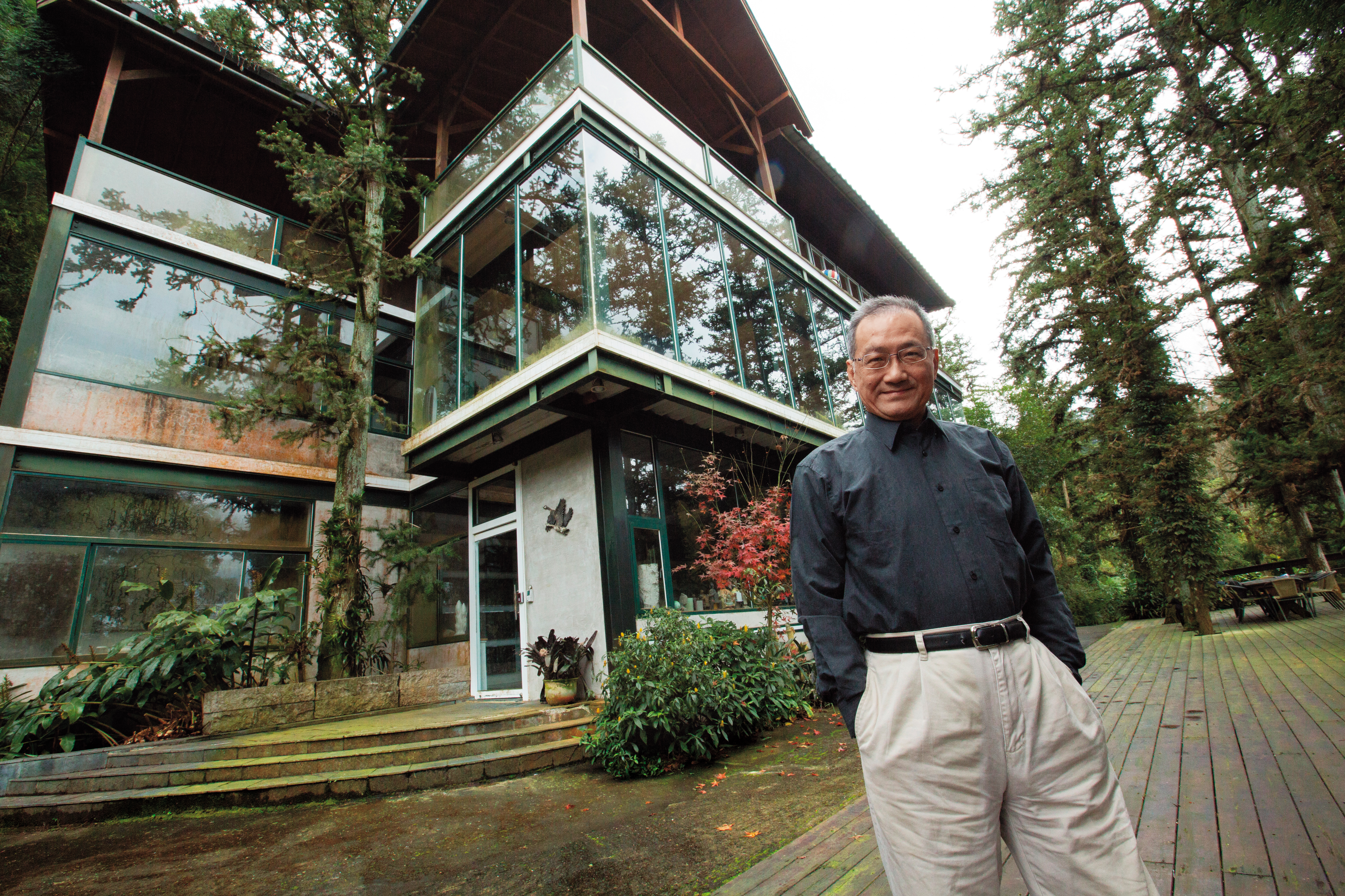 李家維位於苗栗南庄的玻璃屋，共3層，裡頭收藏史前時代的化石、動植物標本、各朝代出土陶瓷器。橫跨幾億萬年的古物們在此平起平坐，堪稱「時光博物館」。