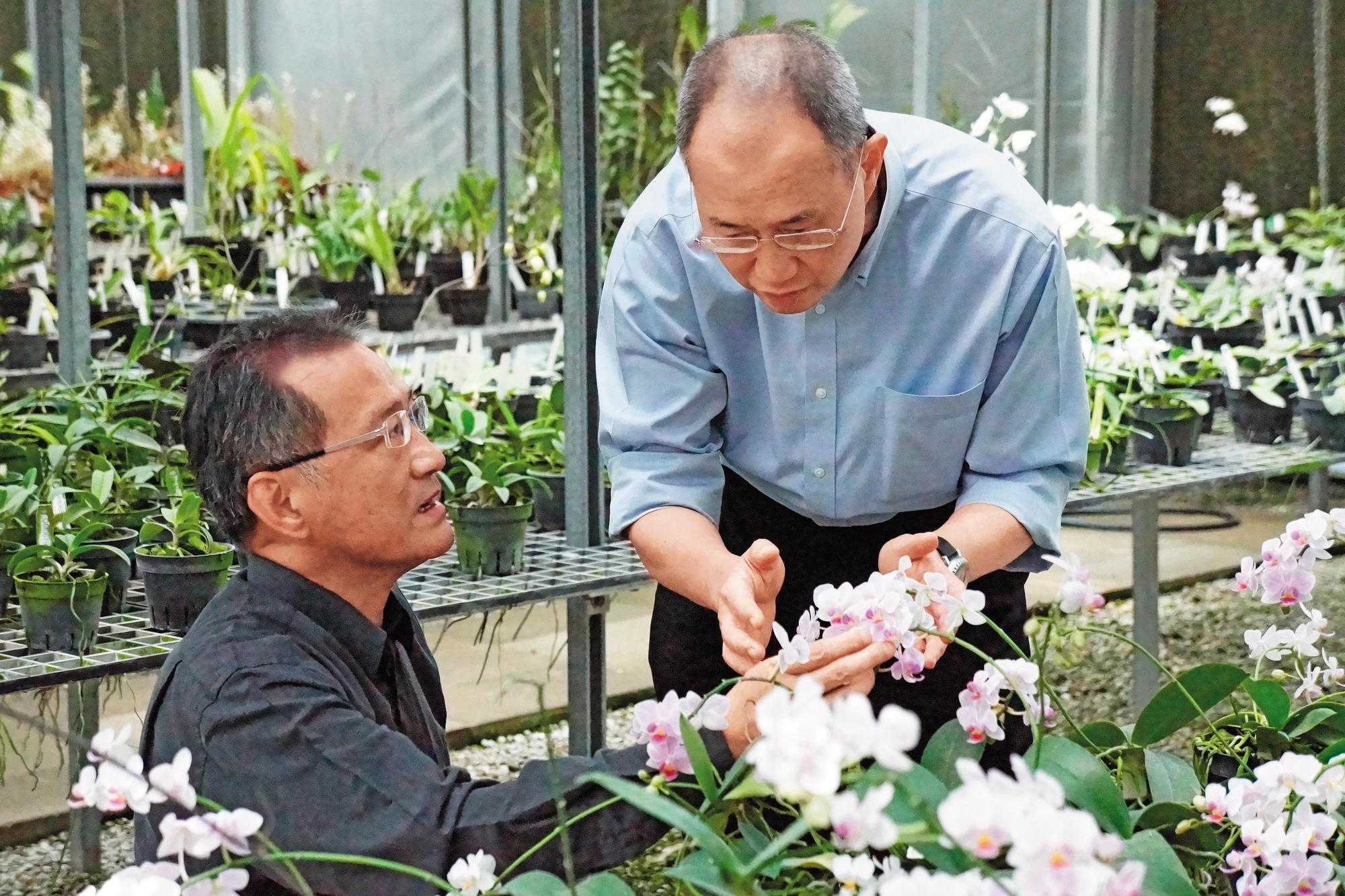 辜成允(右)生前與李家維(左)是患難之交,2人臭味相投,都喜愛園藝,對於李家維念茲在茲的生態保育,始終義氣相挺。(台泥提供)