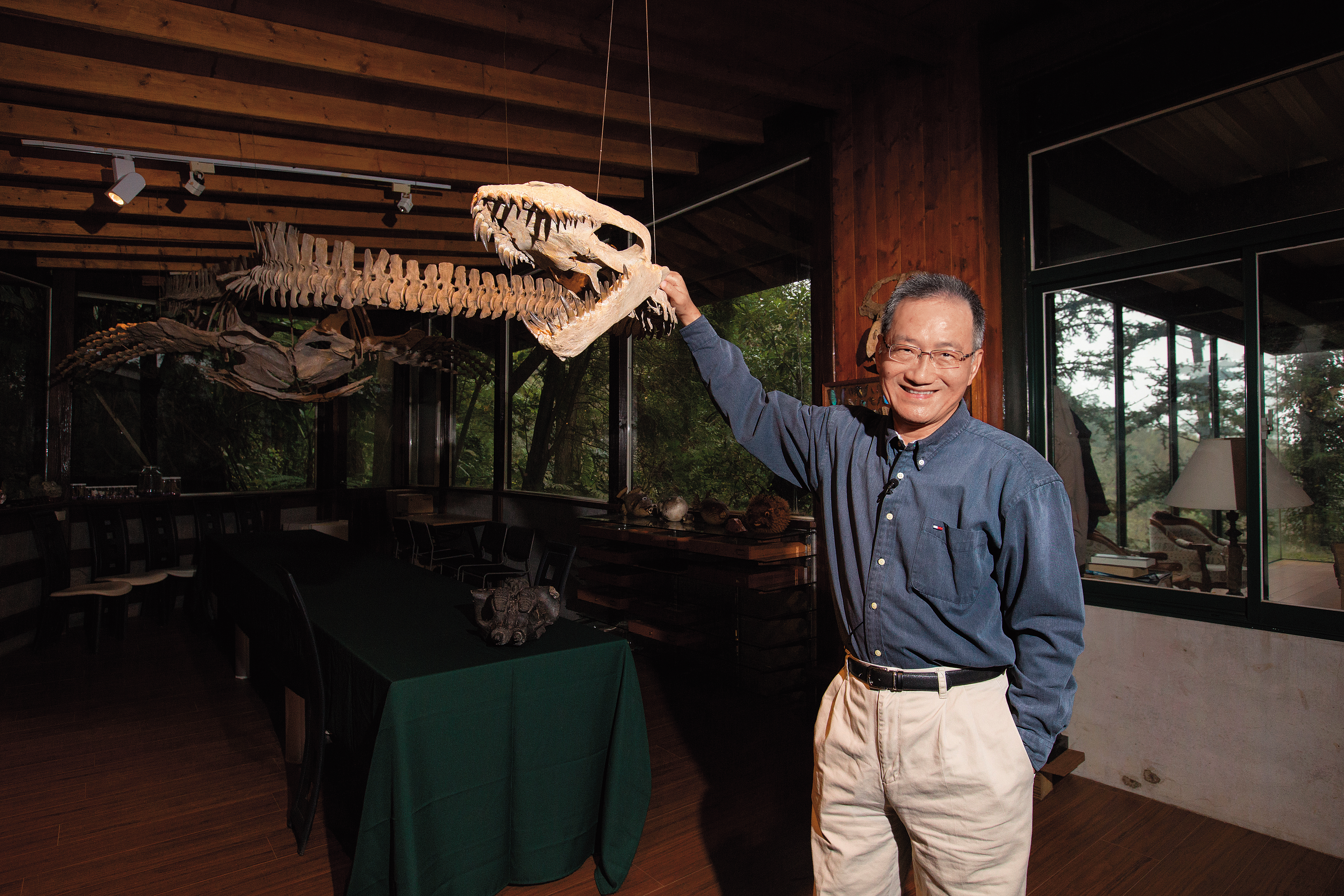 不要懷疑，眼前的蛇頸龍化石是李家維的個人收藏，重點是，這只是冰山一角而已。