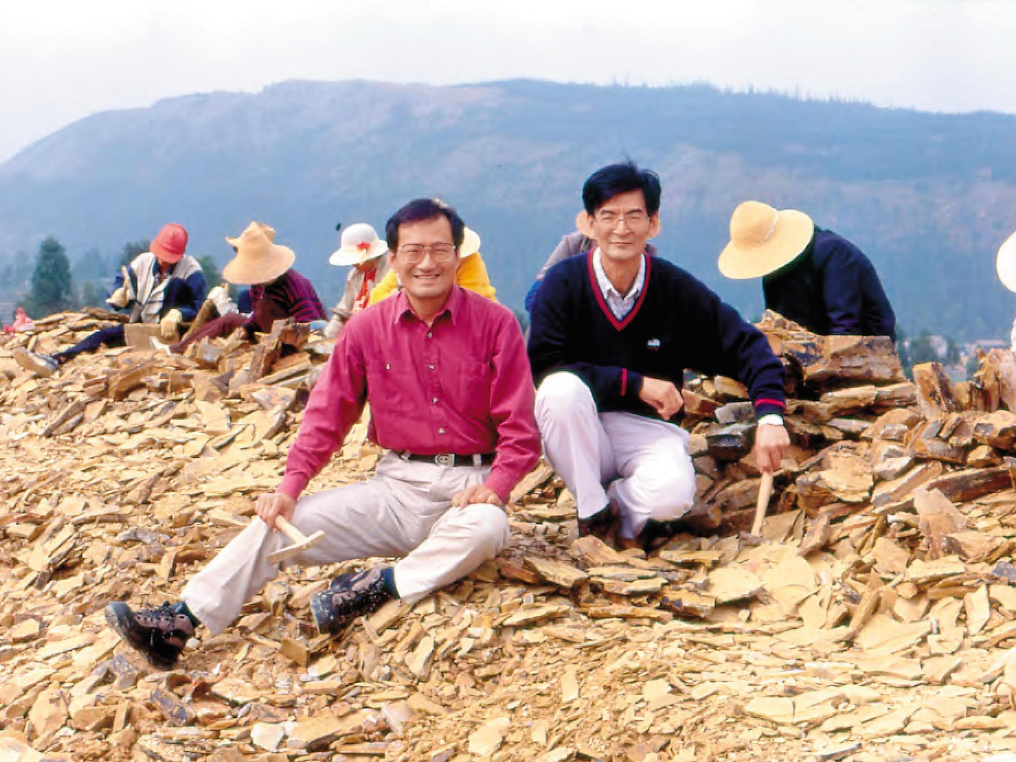 1995年,李家維(前左)辭去科博館館長一職跑去貴州,與中國社科院的陳均遠(前右)一起挖掘寒武紀動物化石。(李家維提供)