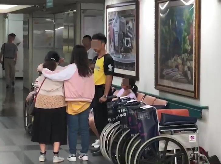 診所死傷者家屬趕赴醫院，心情哀痛焦急。（警方提供）
