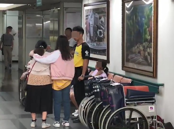 診所死傷者家屬趕赴醫院，心情哀痛焦急。（警方提供）