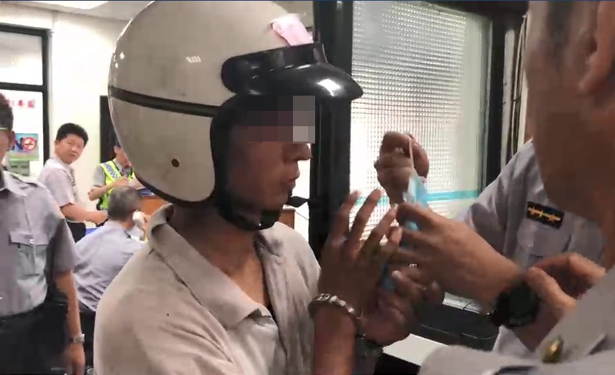 瘋狂砍人的賴男被警方帶回偵訊。（警方提供）