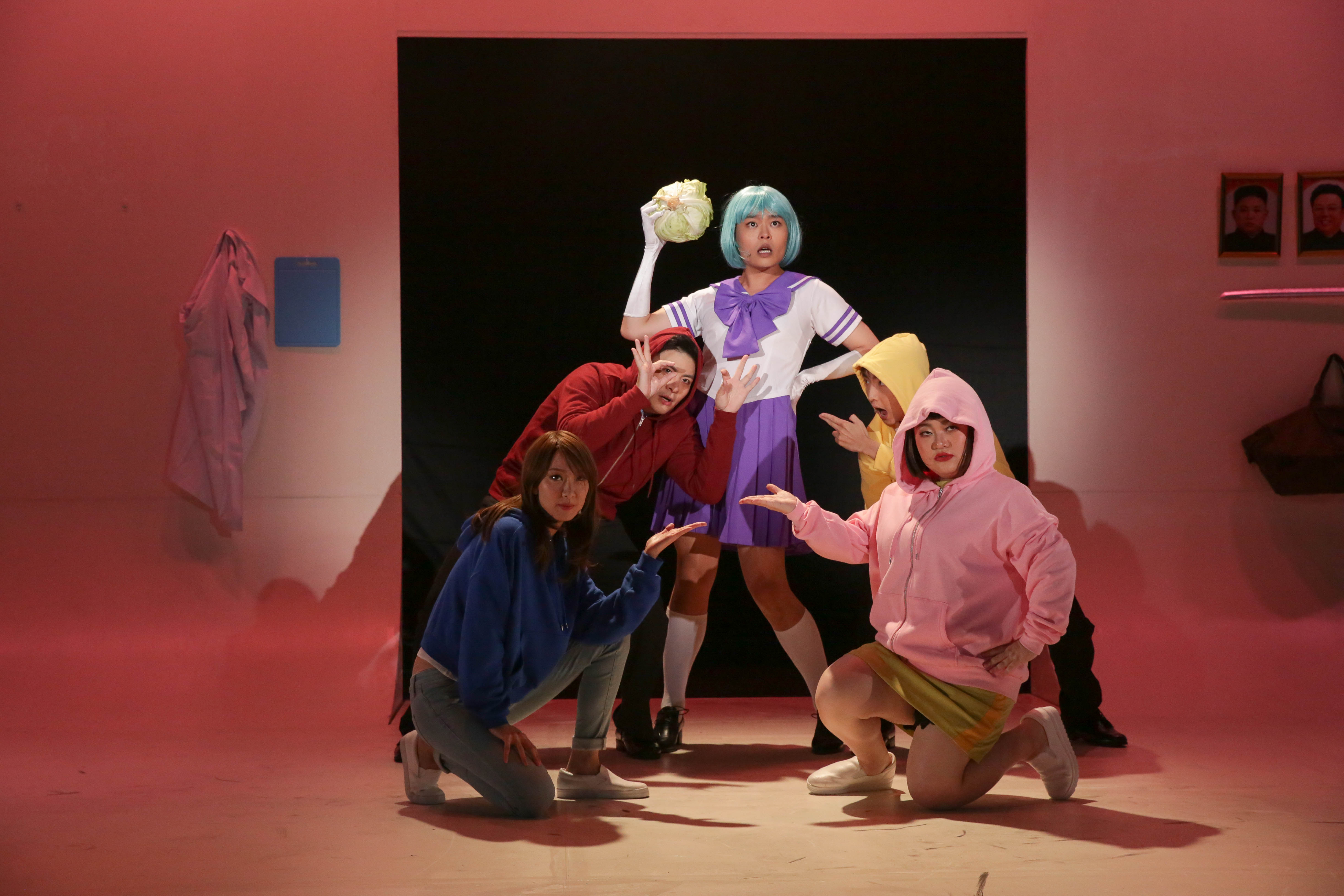 果陀劇團新劇《酸酸酸民曆》由又仁（中）、賴玟君、蕭東意、 黃建豪、朱家儀聯手共同創作主演。