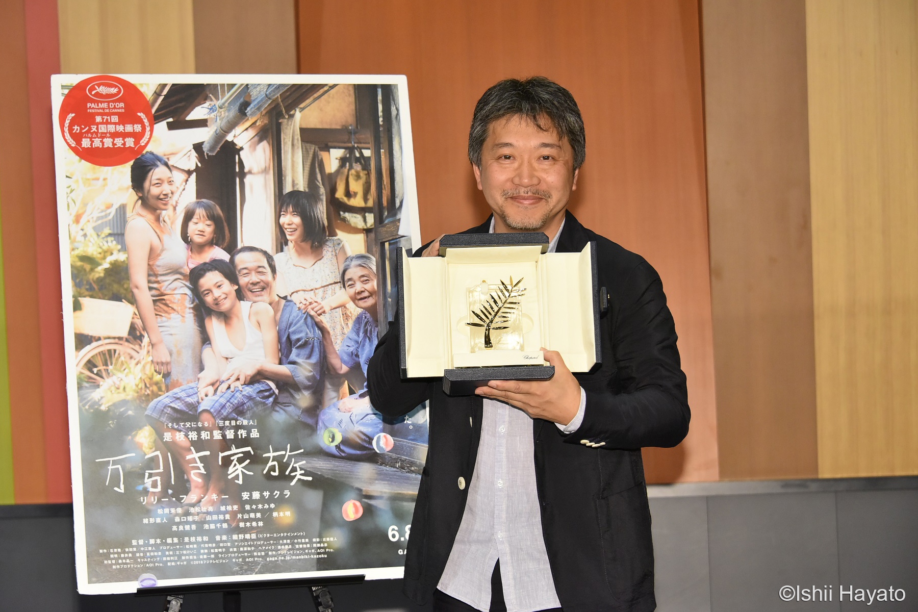 是枝裕和一回日本就開記者會與媒體見面，秀出日本等了21年才又獲得的金棕櫚獎座。（采昌提供）