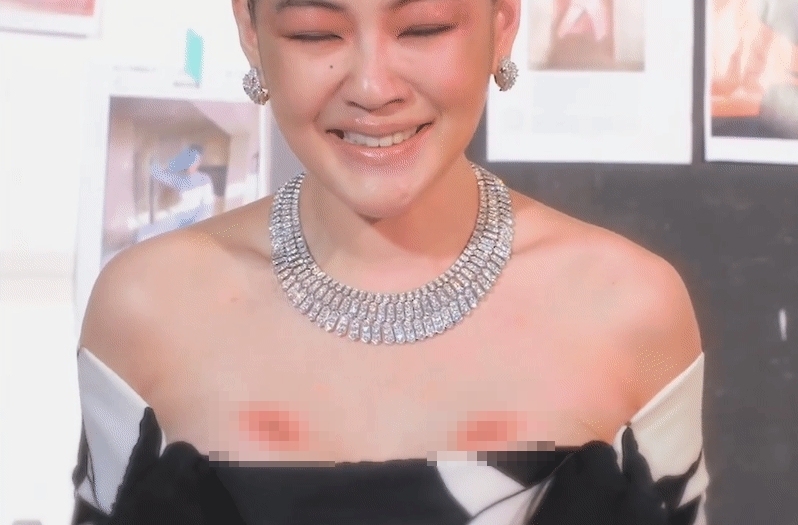 日前小S接受《Bella儂儂》訪問時，突然在鏡頭前拉下衣服，大露胸前粉紅二點。（翻攝自小S臉書）