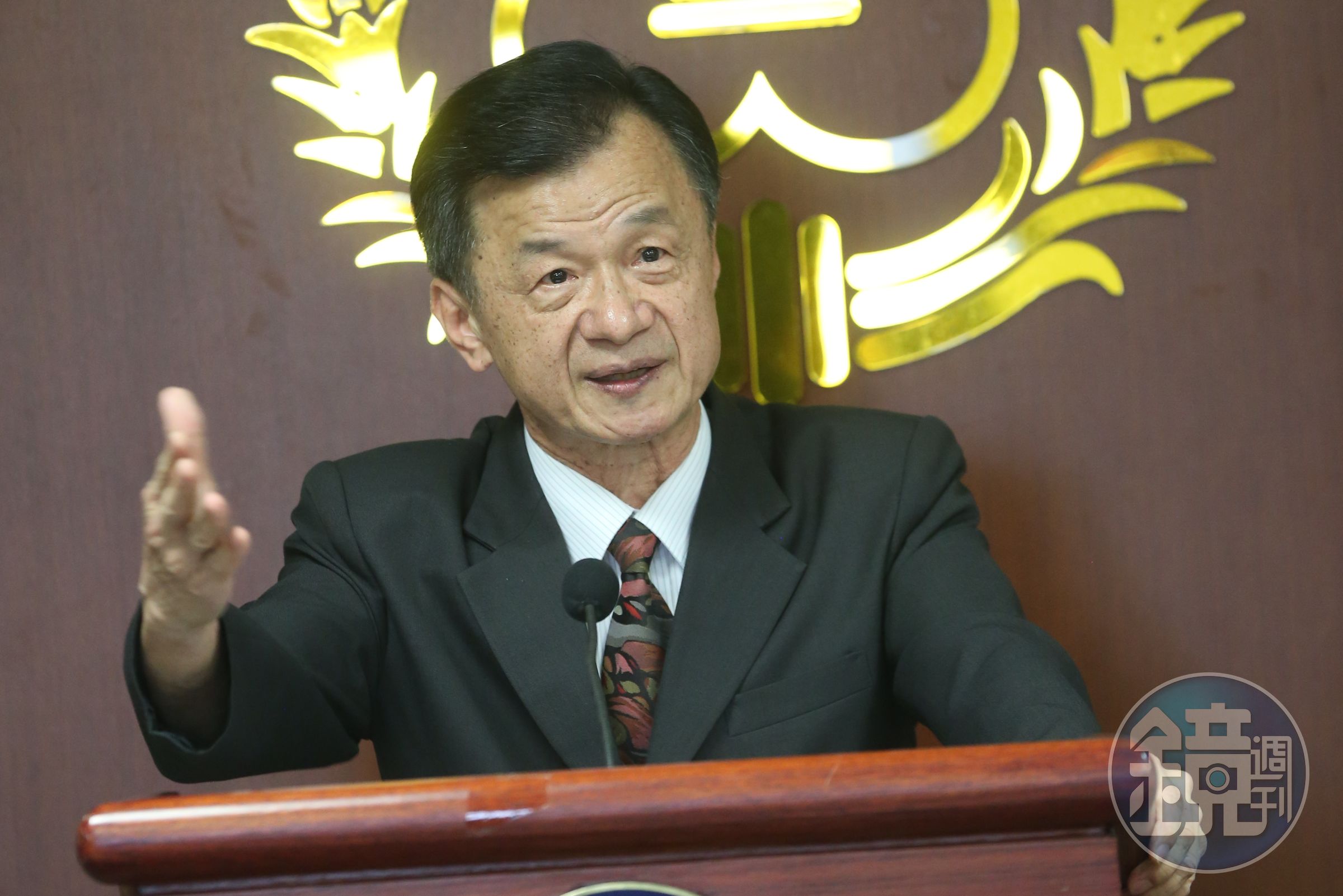 法務部長邱太三表態力挺北檢，表示這是徵詢當事人後的親民做法，因為有些證人不希望被親人或同事知道被傳訊。