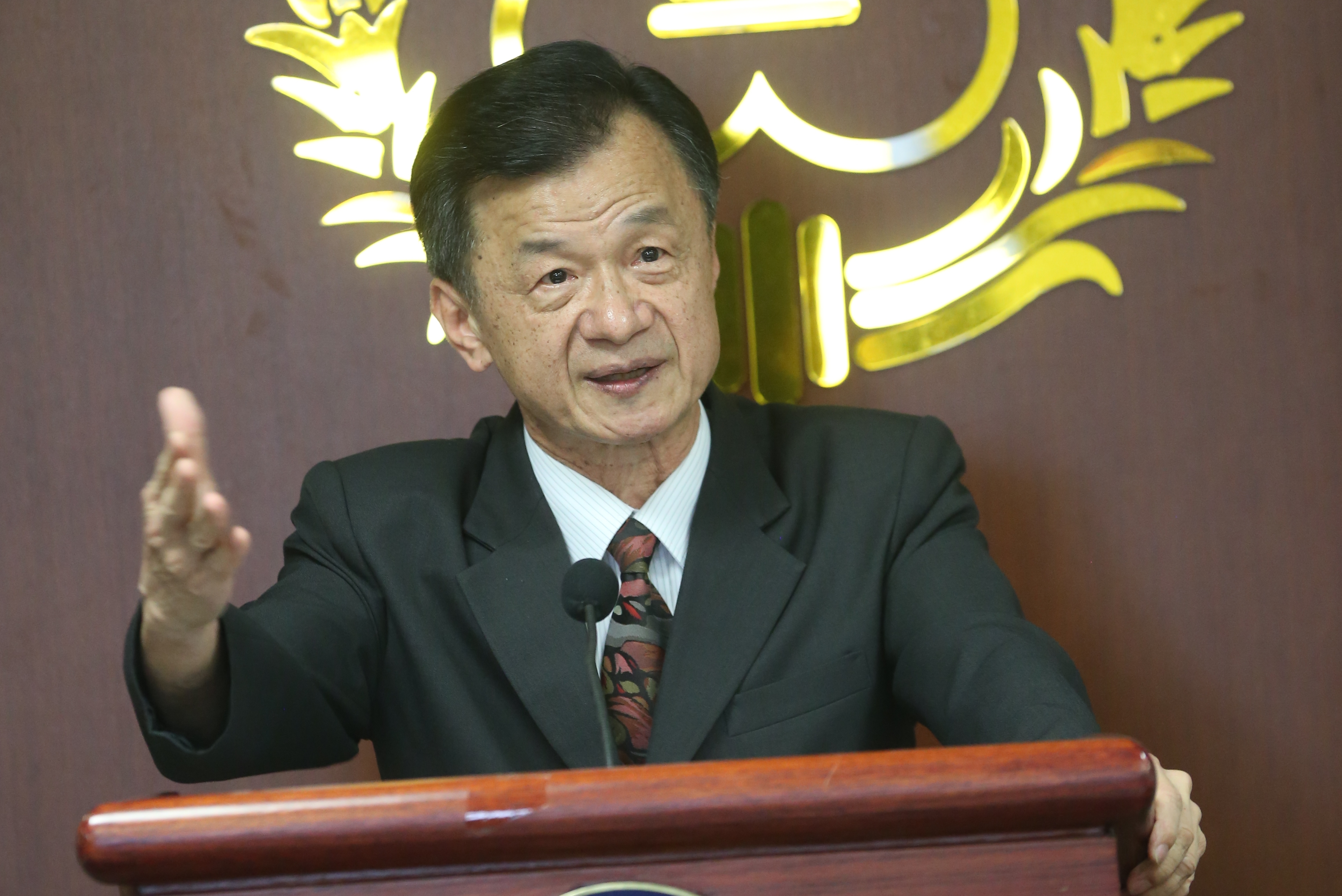 法務部長邱太三表態力挺北檢，表示這是徵詢當事人後的親民做法，因為有些證人不希望被親人或同事知道被傳訊。