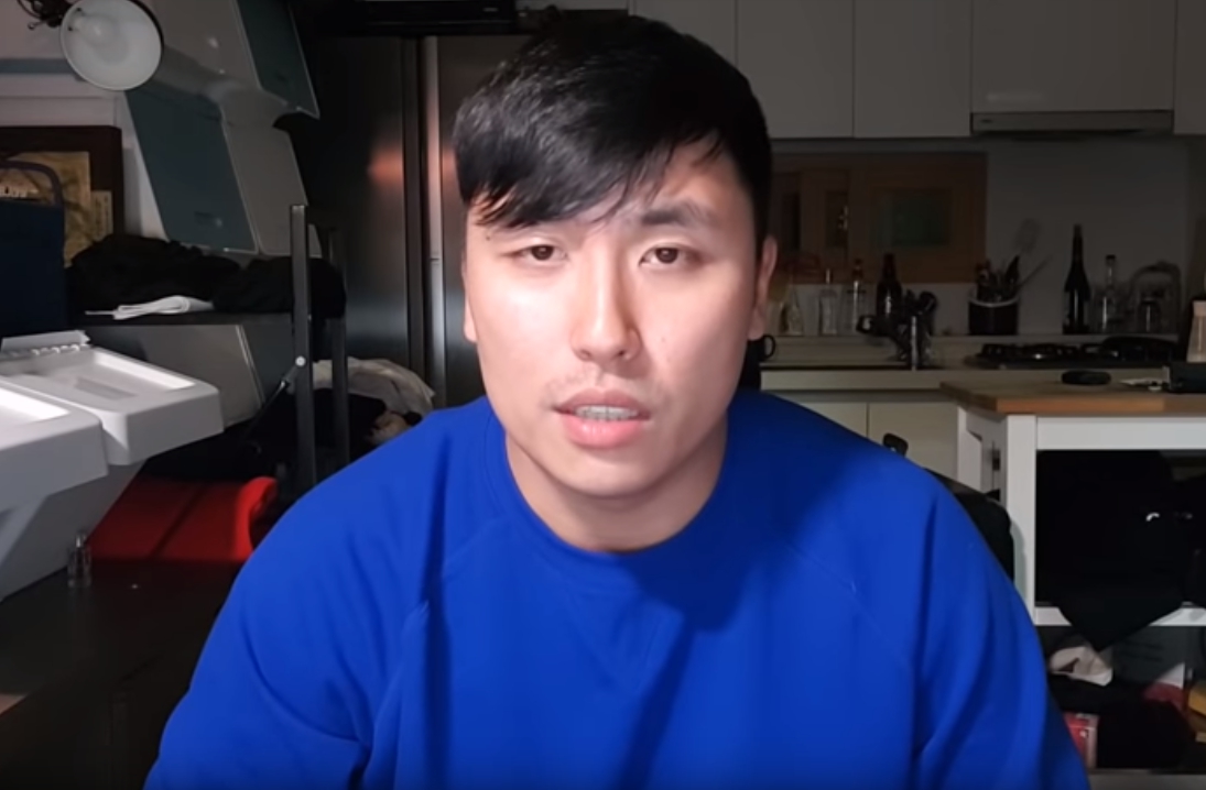 日前公審台灣計程車司機事件，南韓網紅po出中文道歉影片。（翻攝Youtube）