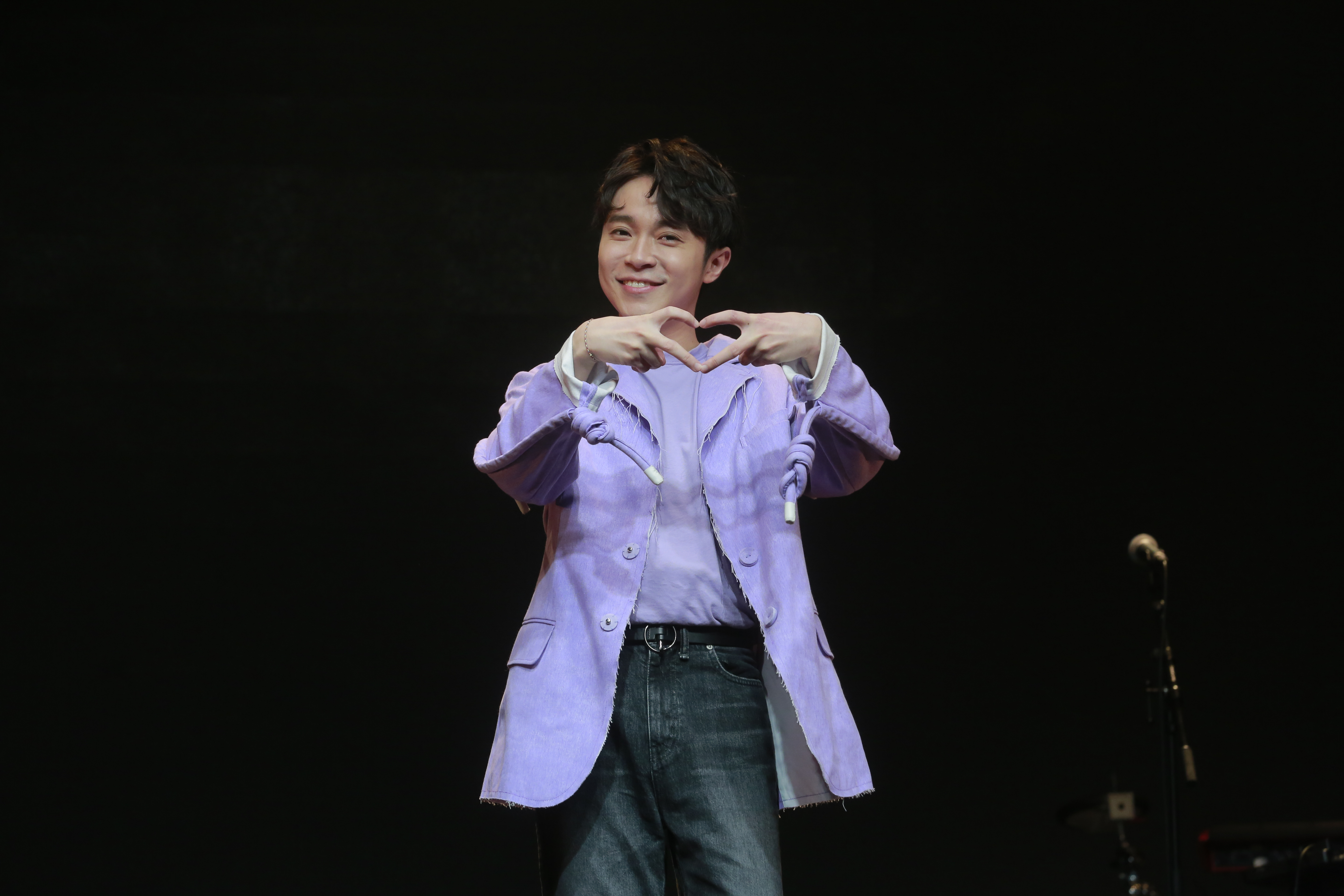 吳青峰送上愛心秀出滿滿的愛。