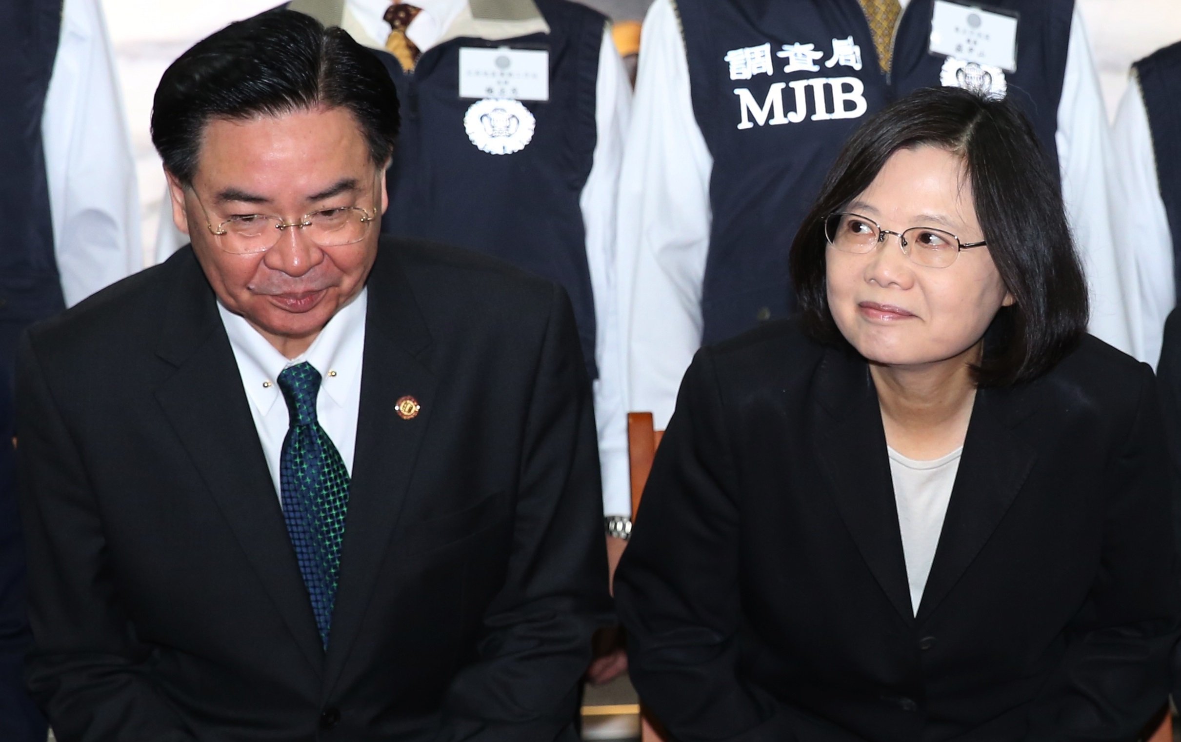 外交部長吳釗燮（左）晚間證實已向總統蔡英文（右）口頭請辭。