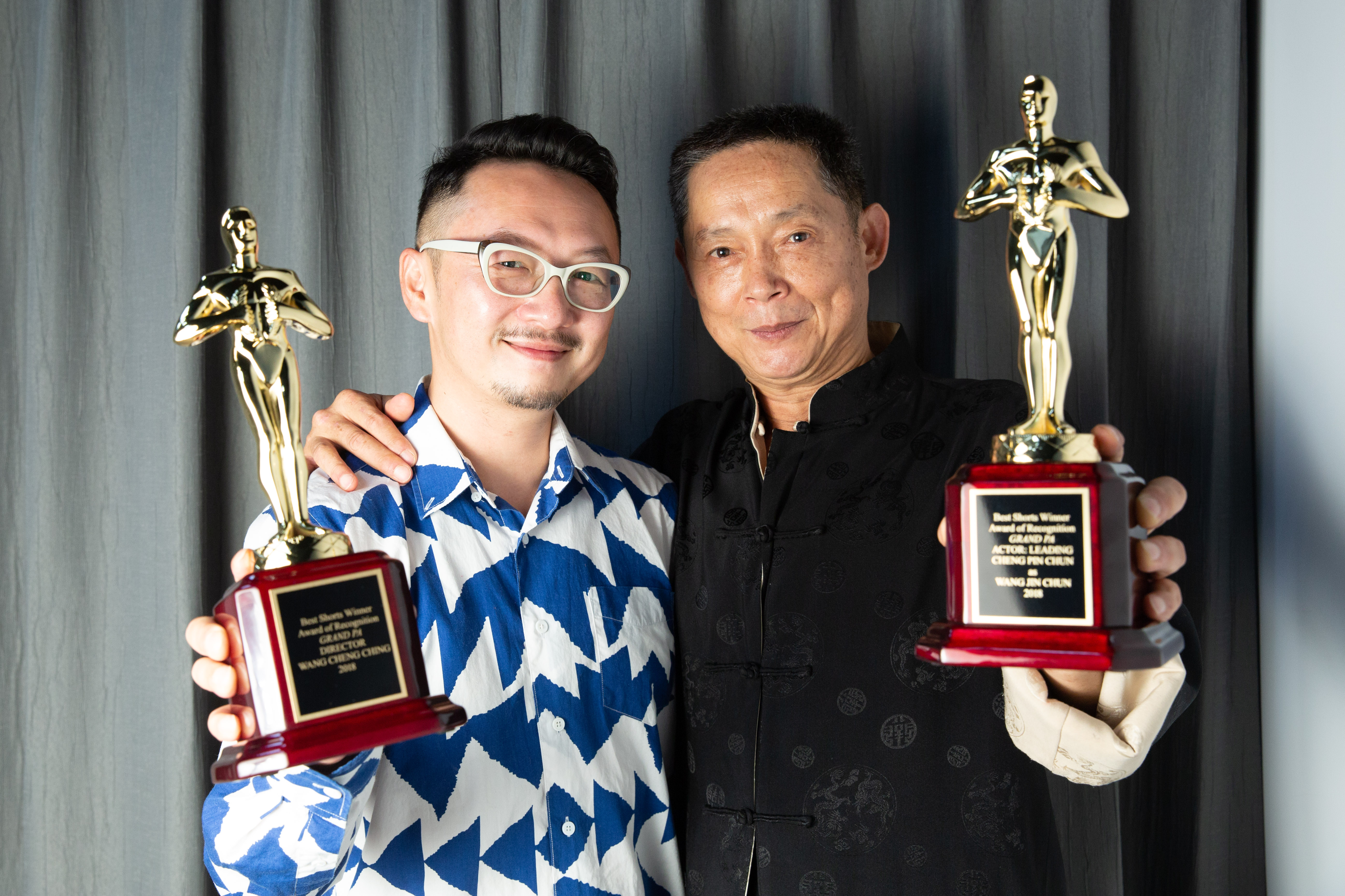 王奇拍攝短片《阿公》，獲得洛杉磯當地短片競賽最佳亞洲短片獎，而主演鄭平君也拿到最佳男主角，兩人開心跟獎座合影。