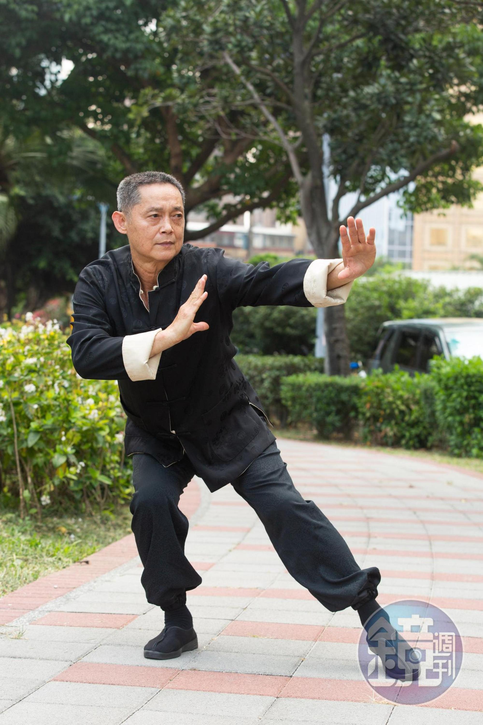 戲外鄭平君喜愛健身，平時還會揚帆出海，目前過著愜意的退休生活。
