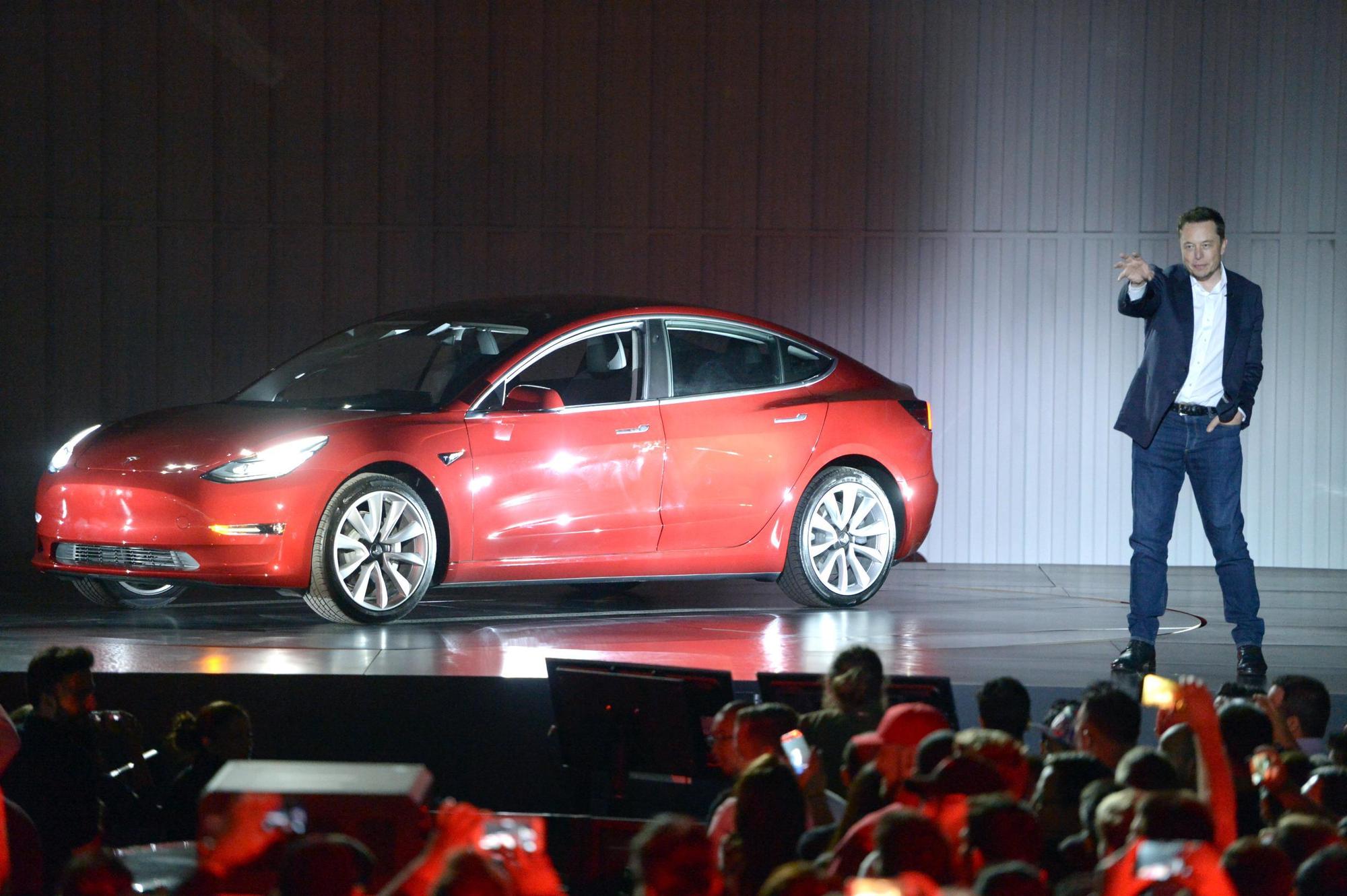 真實版鋼鐵人Elon Musk，因為Model 3延遲出貨問題和媒體鬧翻。（東方IC）