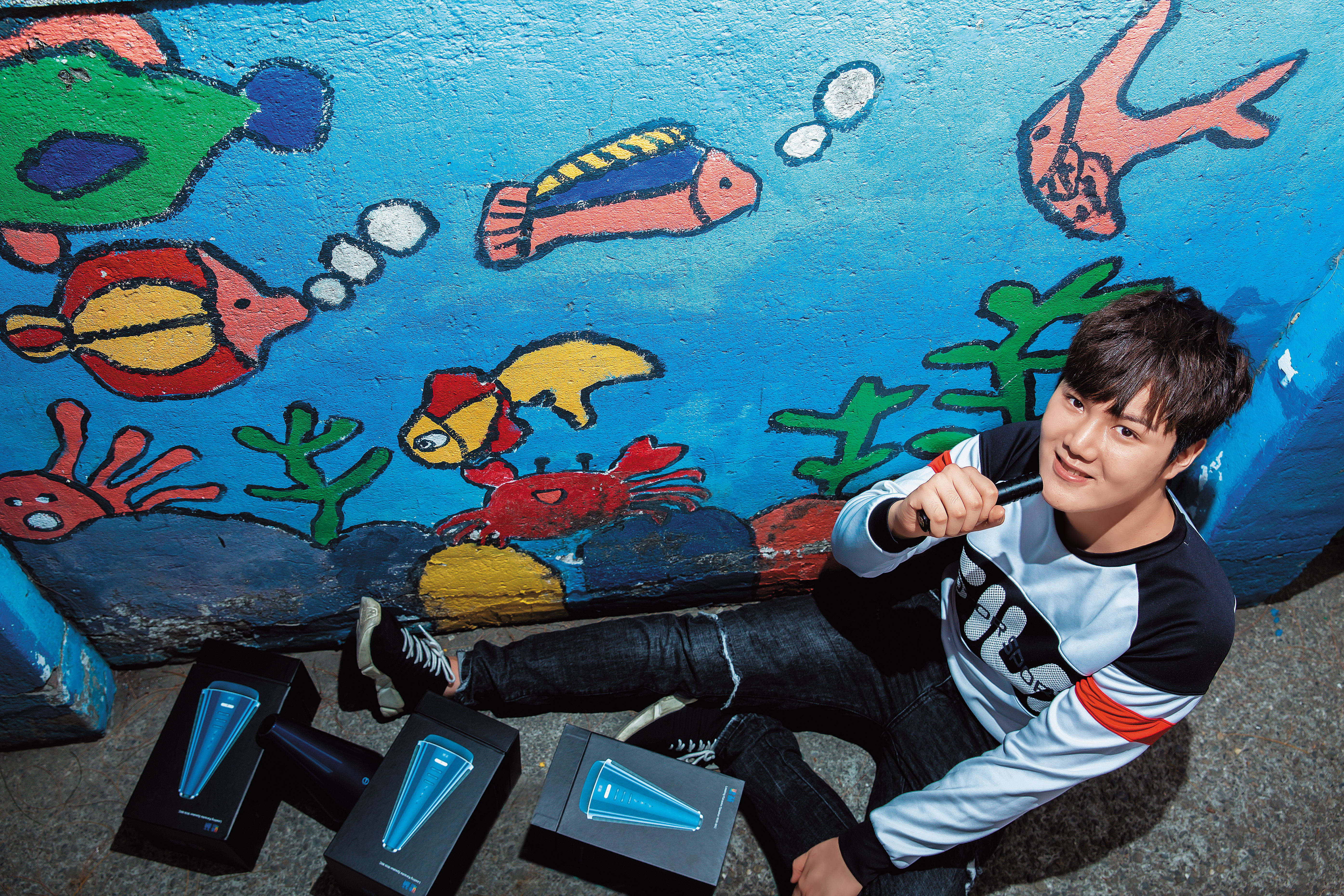 18歲的蘇友謙連國中都沒念完，但憑著K歌麥克風音響，已年收破億元，儘管提早進入大人的世界，他直爽又愛美的個性，仍停留在稚嫩的青春期。