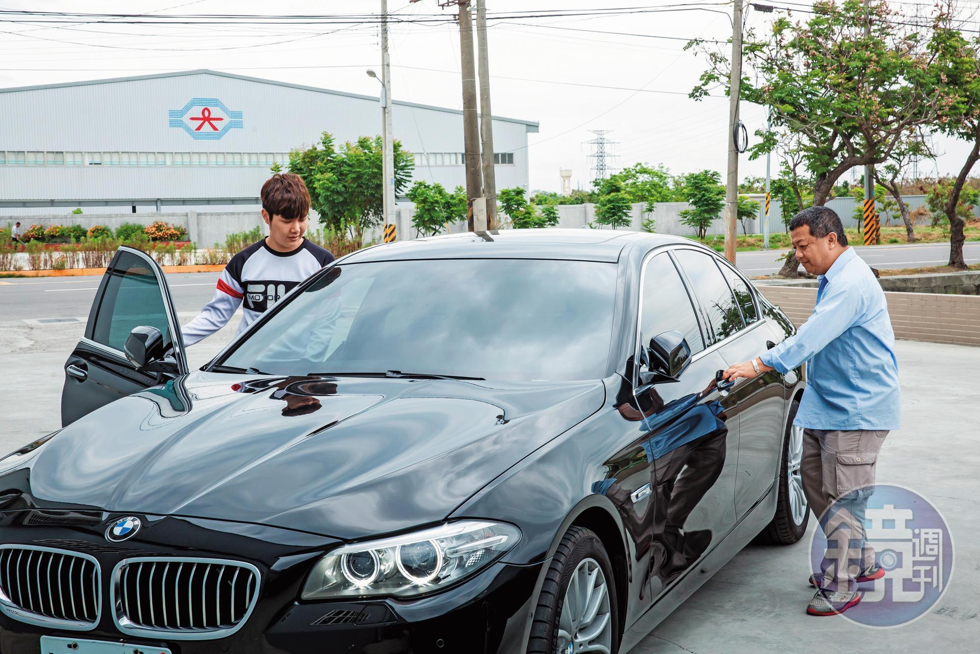 賺錢後，蘇友謙主動買了BMW給父親換車，車牌數字特地以台語諧音挑過，代表「16歲有錢」之意。