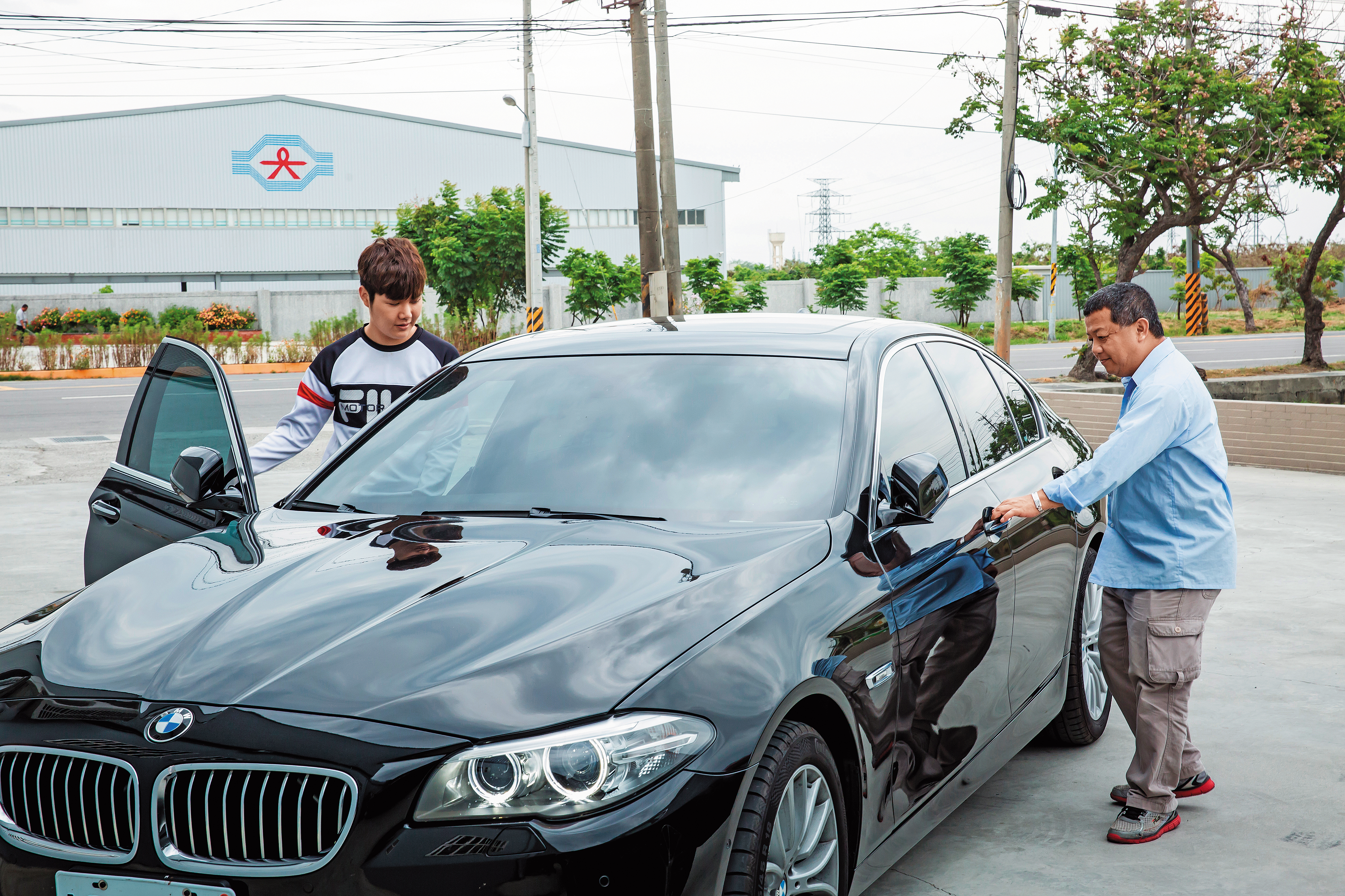 賺錢後，蘇友謙主動買了BMW給父親換車，車牌數字特地以台語諧音挑過，代表「16歲有錢」之意。