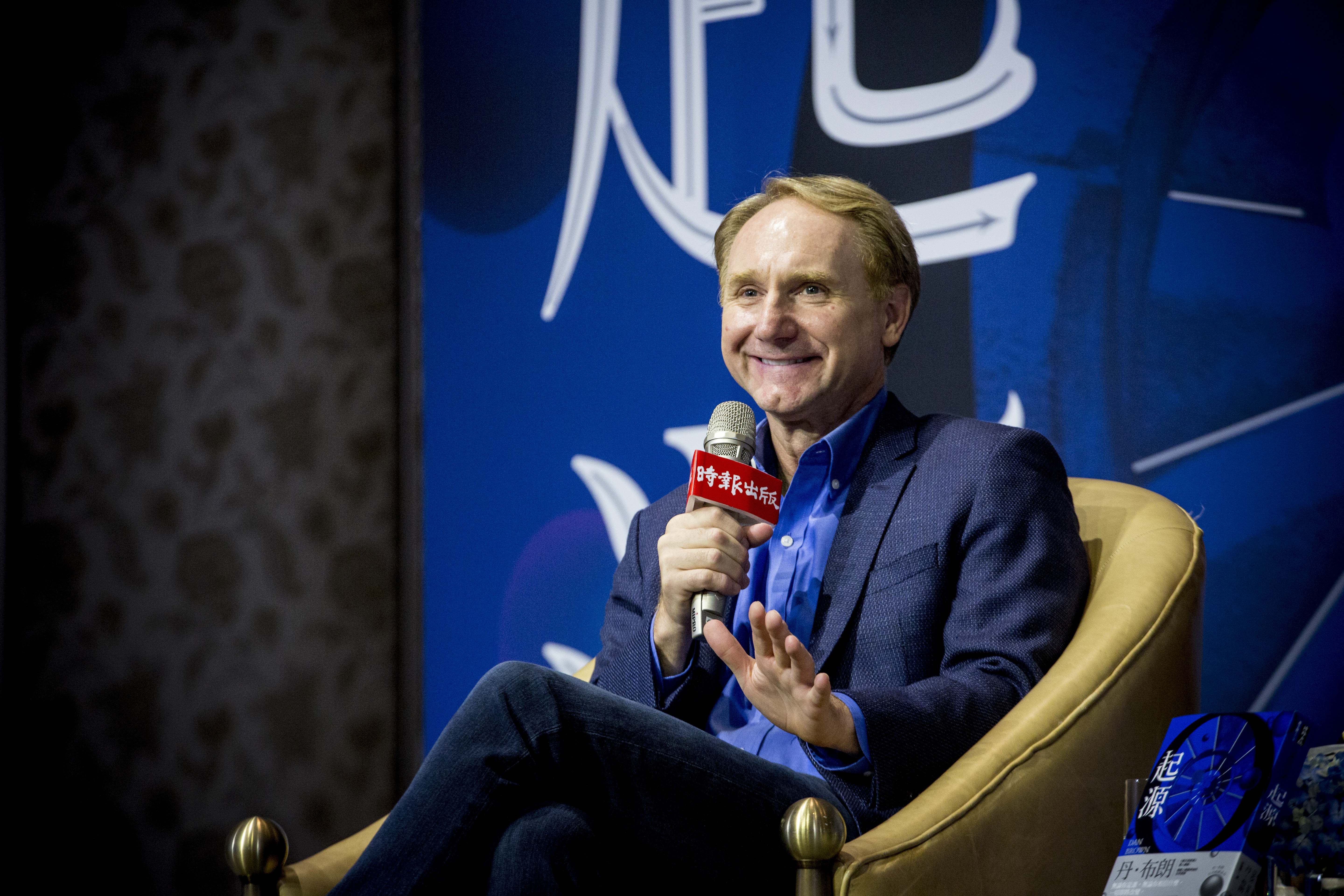 丹‧布朗睽違35年再度攜新作《起源》造訪台灣，如今地位已是身價破億的國際級暢銷作家。