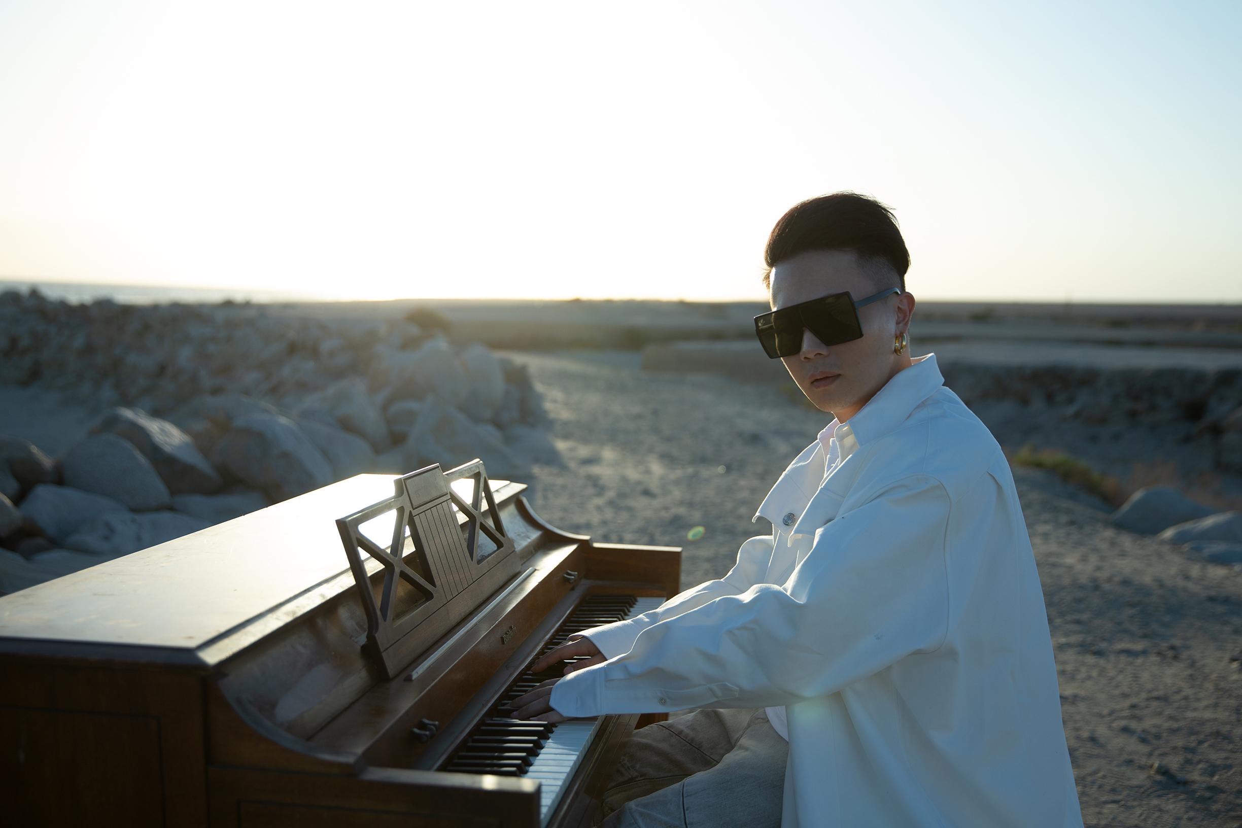 蕭秉治以本名發片，新歌MV〈凡人〉遠赴美國取景，宛如一部公路電影。（相信音樂提供）