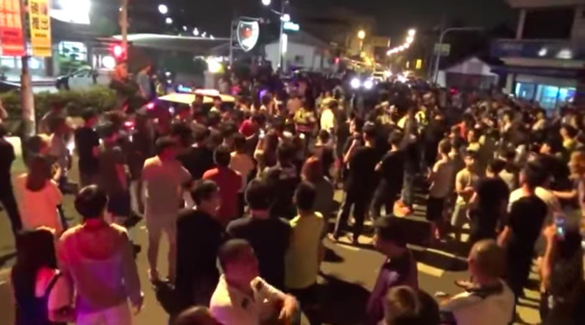 昨晚一度誤傳楊男將交保，有網友號召群眾包圍派出所抗議。（翻攝畫面）