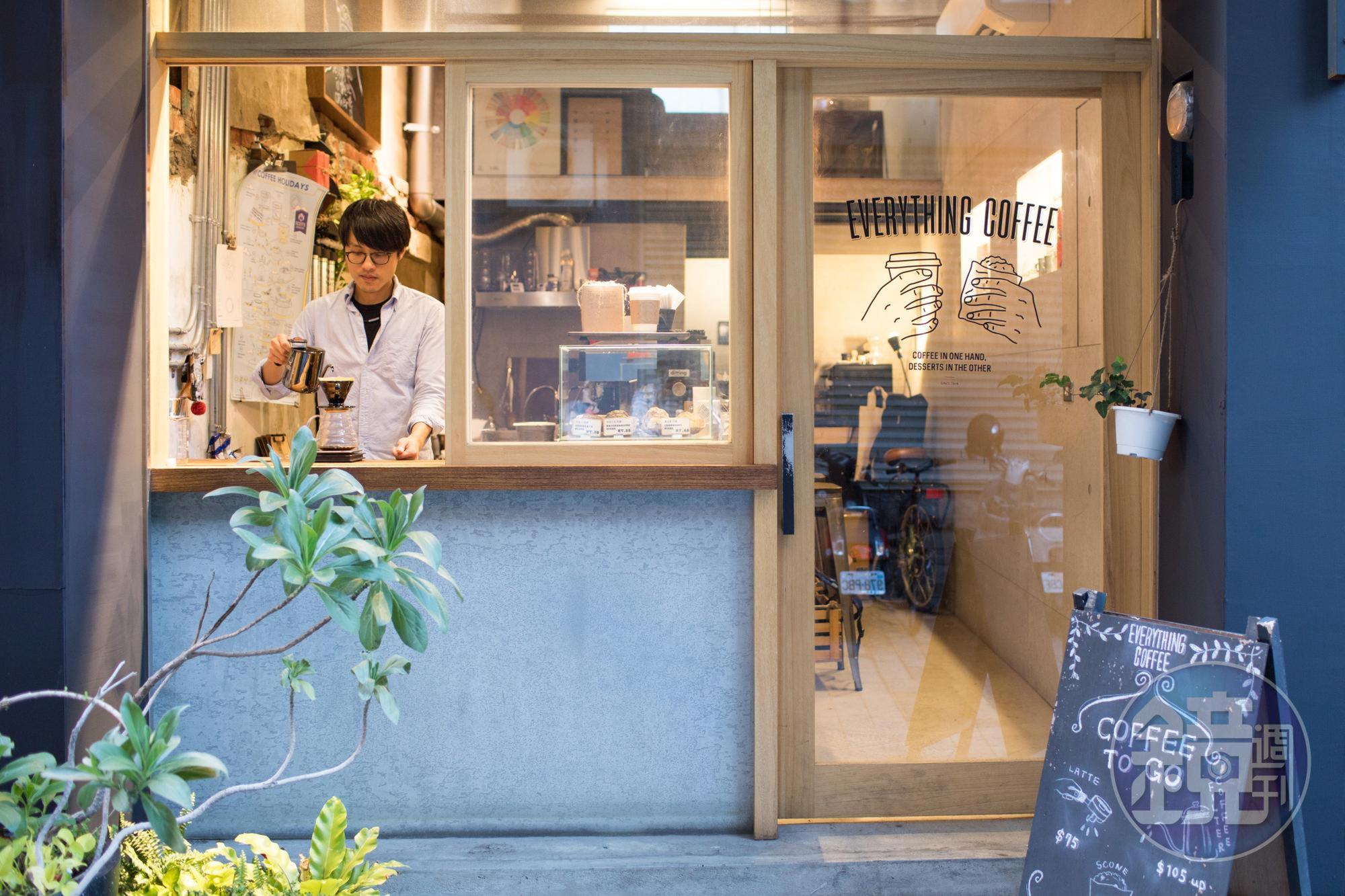走進蝸牛巷，「任事咖啡」的職人風景，引人佇足。