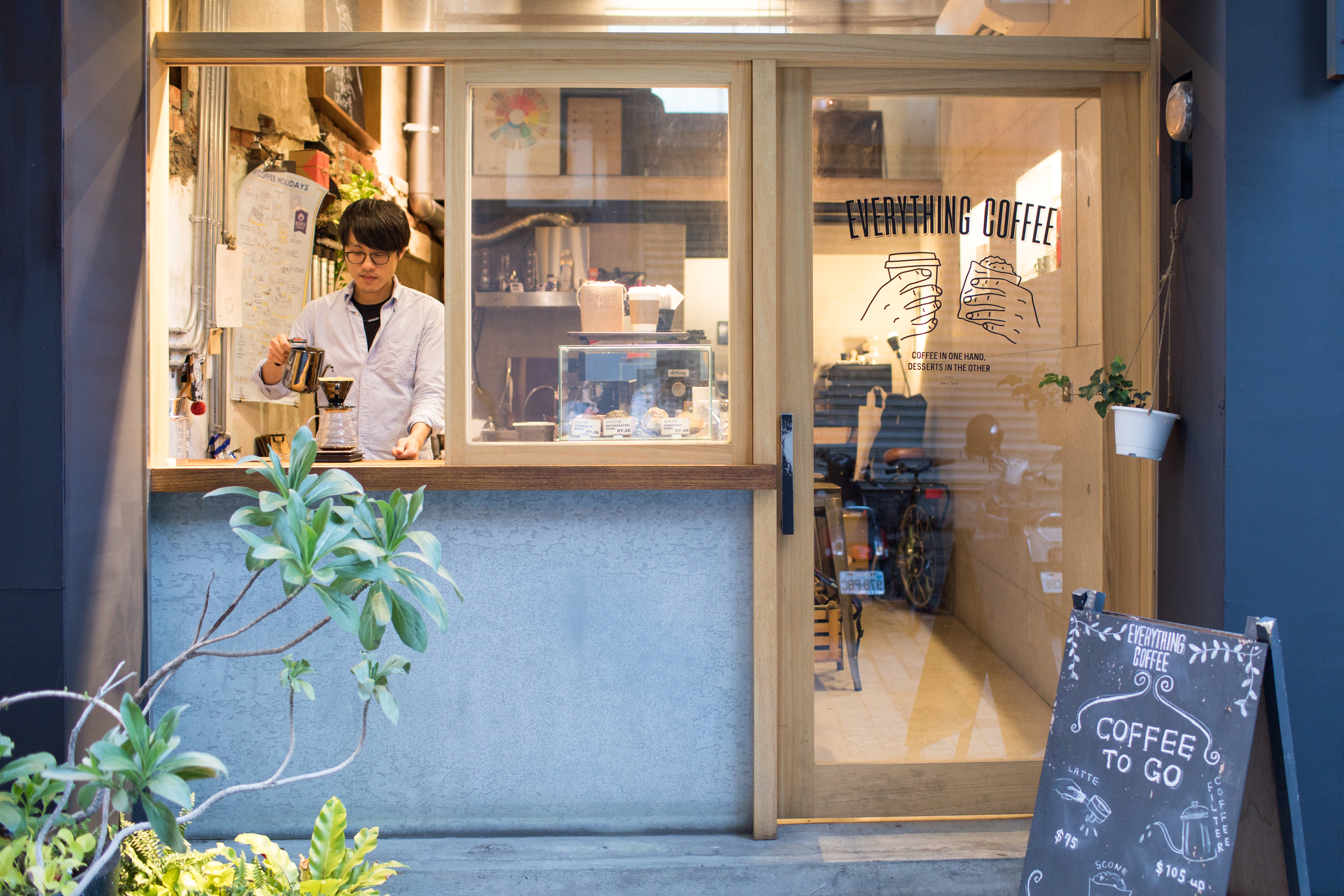 走進蝸牛巷，「任事咖啡」的職人風景，引人佇足。