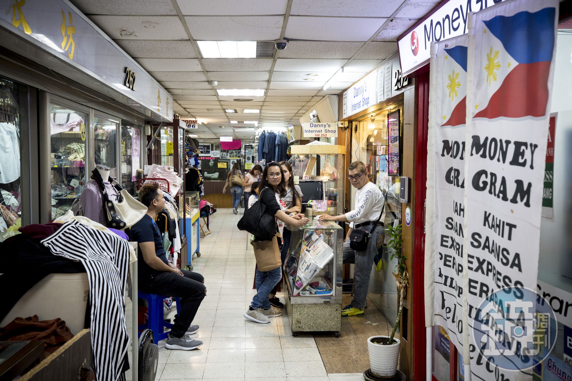 金萬萬商場二樓，原先多是裁縫店與倉庫，如今滿是髮廊、小吃、服飾、金飾、手機店等各式店鋪。
